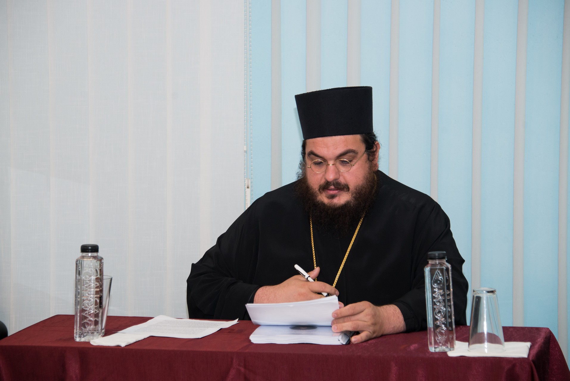 Părintele arhimandrit Hrisant Tsachakis a susținut teza „Sfântul Paisie Velicicovschi - înnoitor al vieţii monahale şi orgnizator al slujirii liturgice. Influenţele operei sale în Bisericile Slave, Greacă şi Română”/ Fotografii: Tudorel Rusu Teze susţinute public la Iaşi: printre noii doctori în Teologie, şi directorul general TRINITAS TV