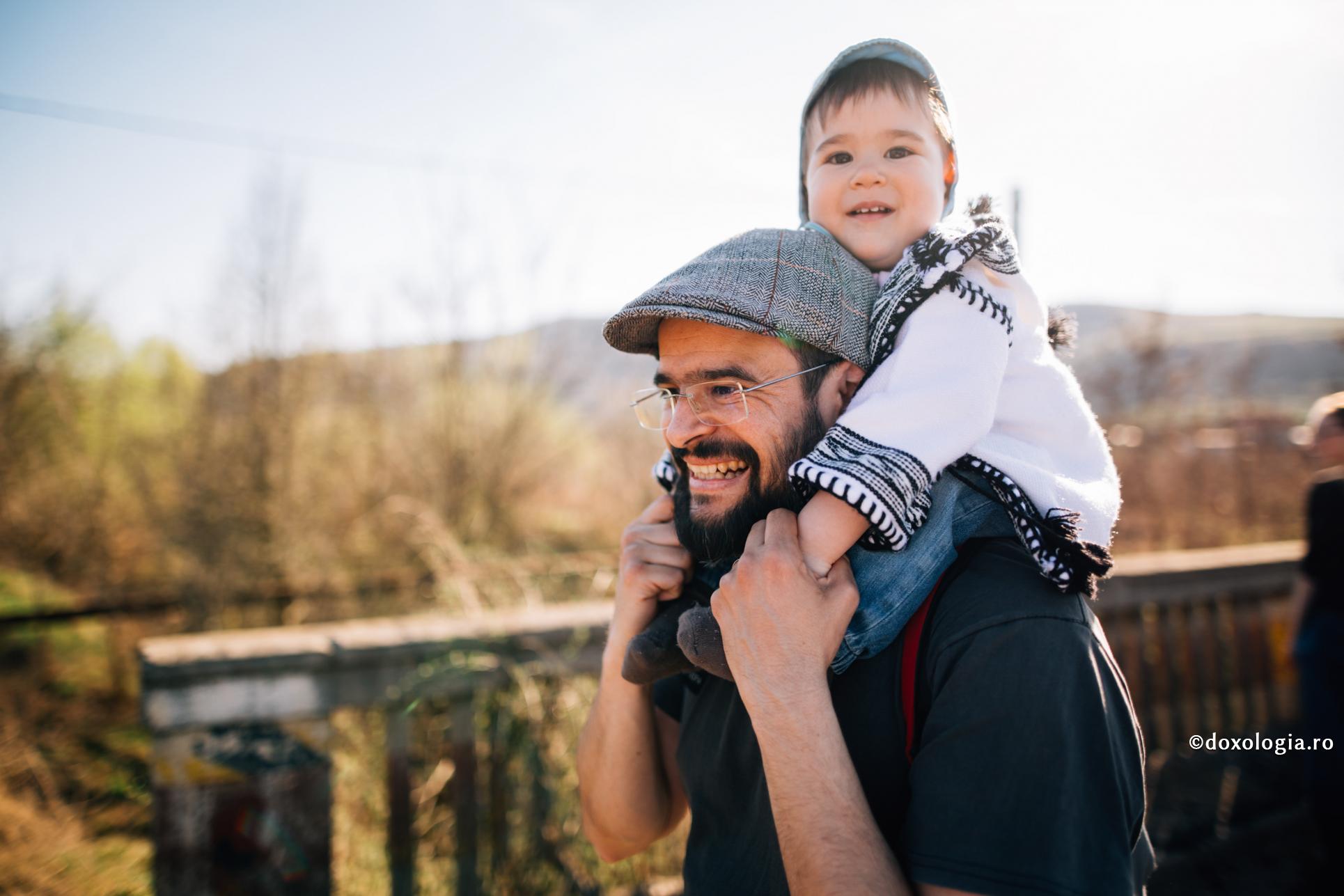copil în spatele tatălui