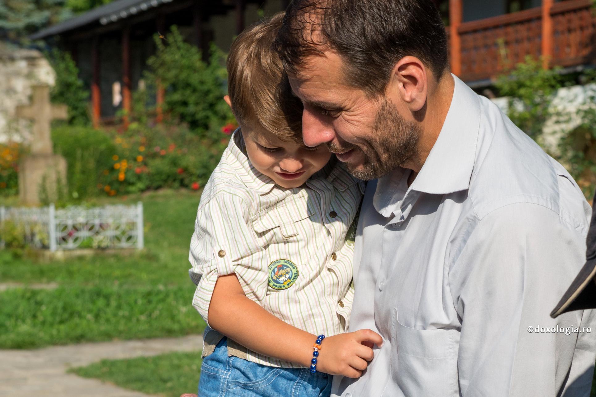 tată cu copilul în brațe