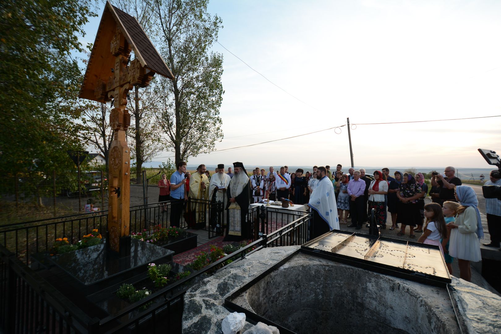 IPS Mitropolit Teofan la Parohia Victoria - Botoșani: „Avem încredințarea că sufletul Părintelui Patriarh Teoctist se bucură văzându-vă pe dumneavoastră”