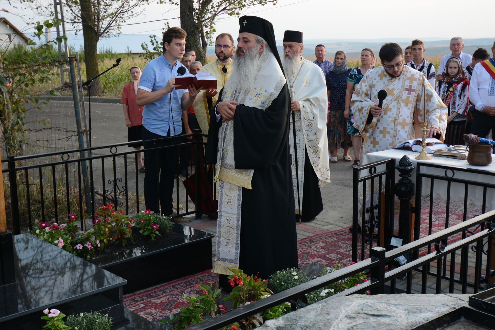 IPS Mitropolit Teofan la Parohia Victoria - Botoșani: „Avem încredințarea că sufletul Părintelui Patriarh Teoctist se bucură văzându-vă pe dumneavoastră”