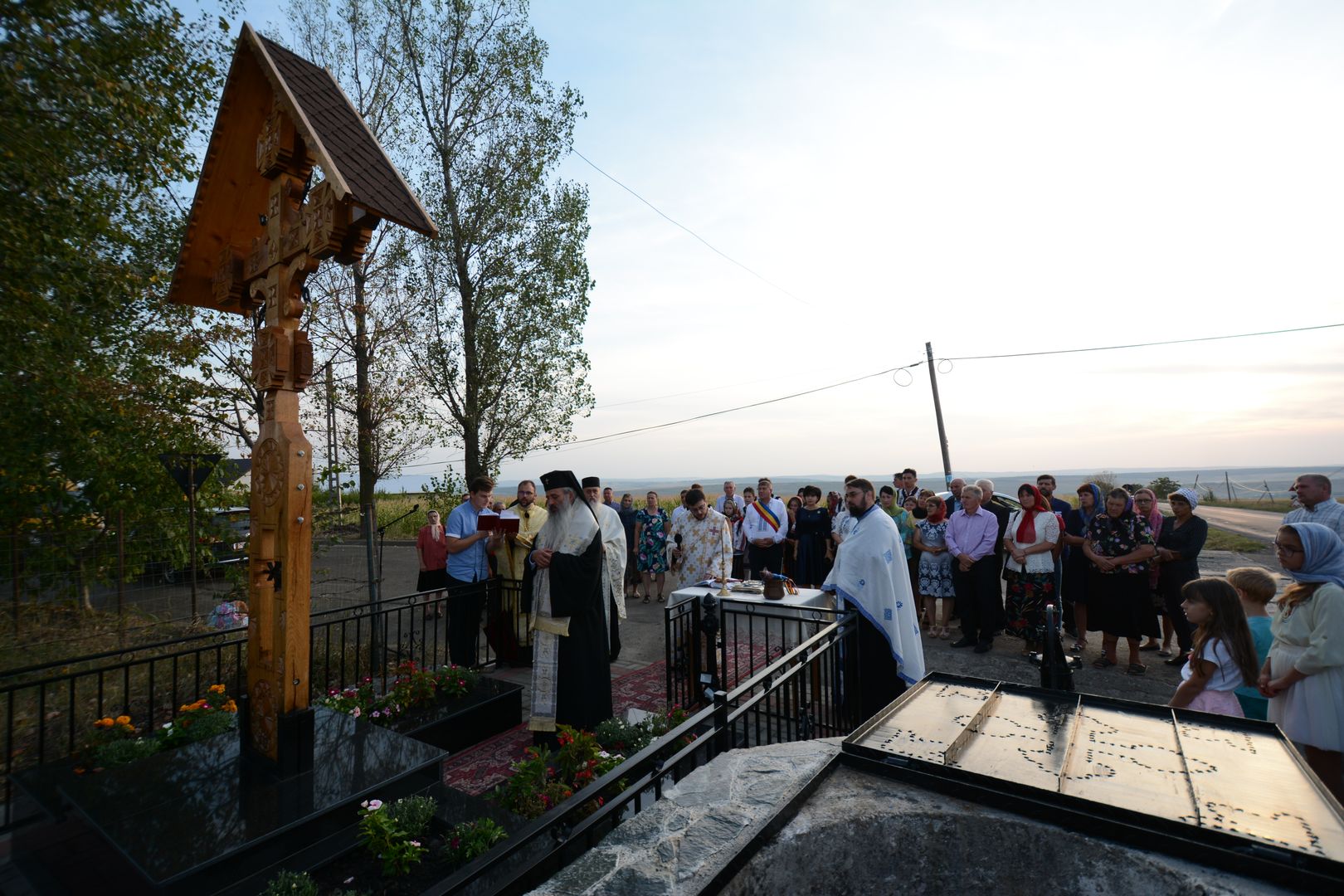 IPS Mitropolit Teofan la Parohia Victoria - Botoșani: „Avem încredințarea că sufletul Părintelui Patriarh Teoctist se bucură văzându-vă pe dumneavoastră”