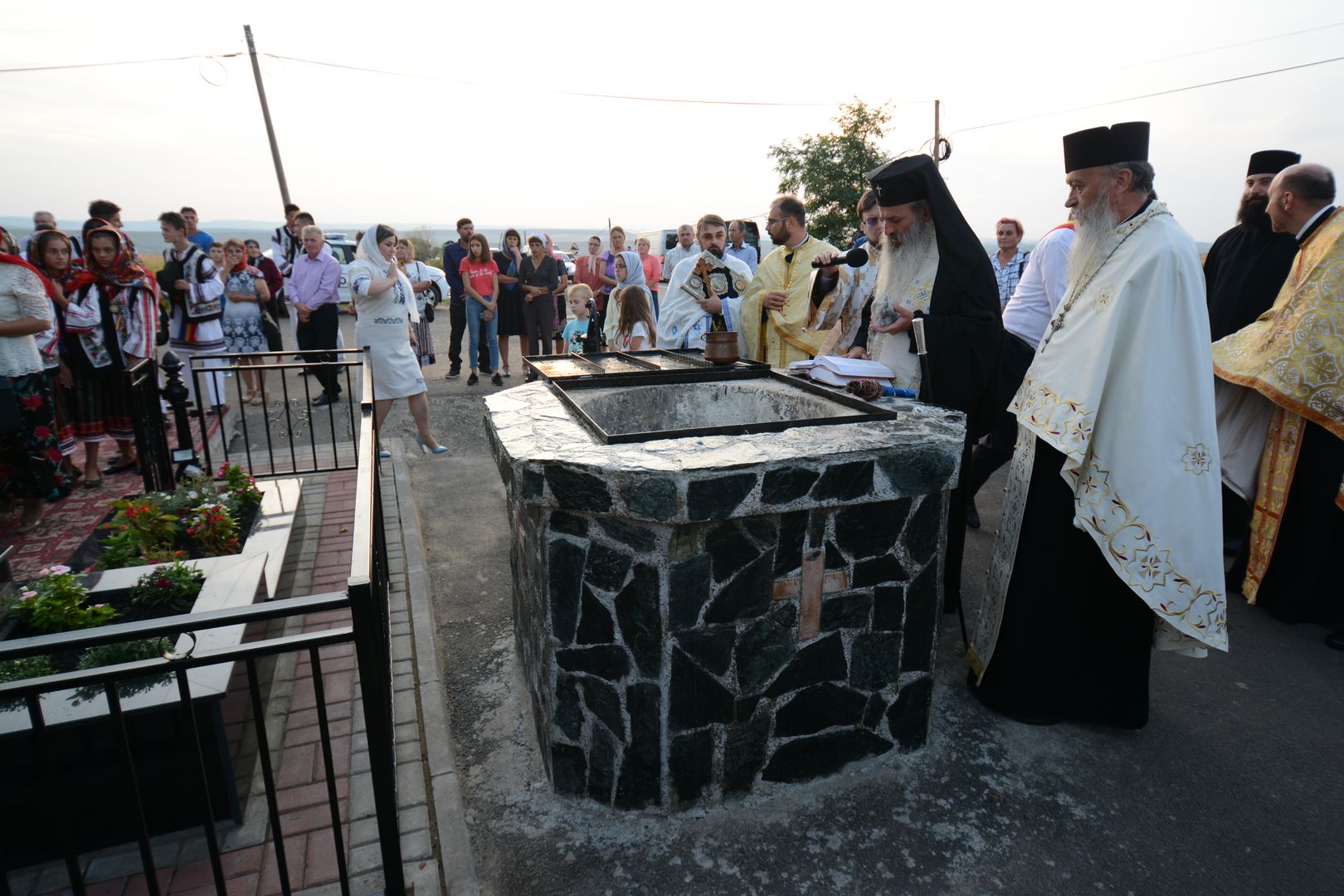 IPS Mitropolit Teofan la Parohia Victoria - Botoșani: „Avem încredințarea că sufletul Părintelui Patriarh Teoctist se bucură văzându-vă pe dumneavoastră”