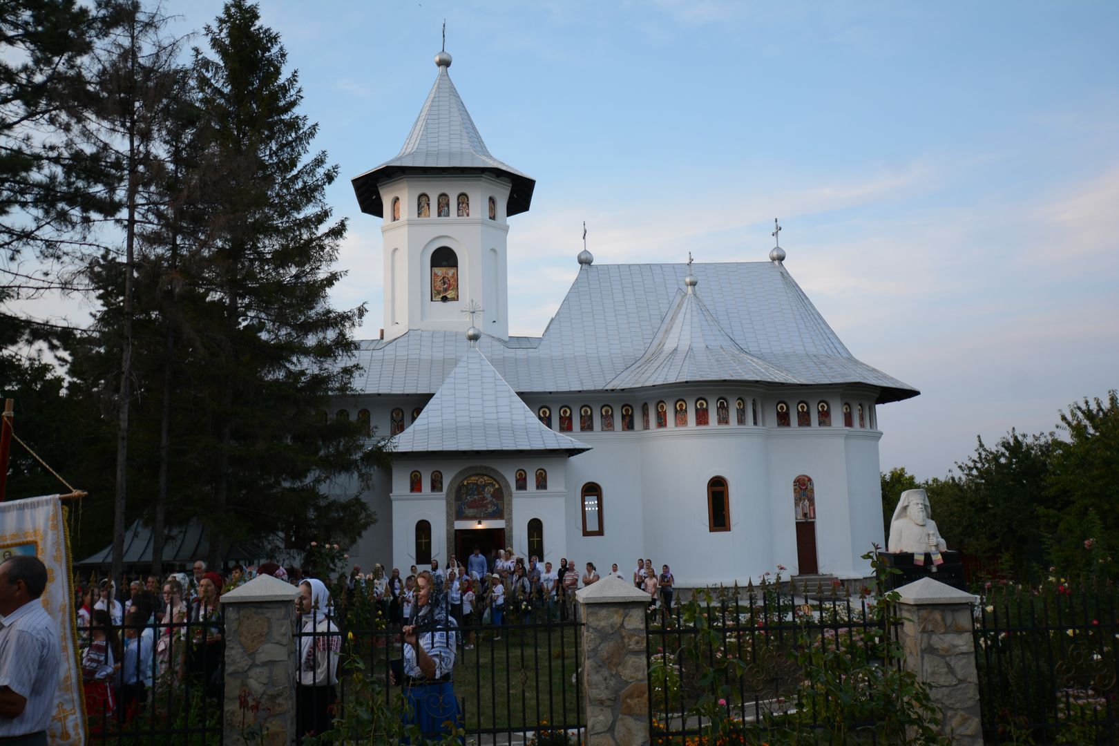 IPS Mitropolit Teofan la Parohia Victoria - Botoșani: „Avem încredințarea că sufletul Părintelui Patriarh Teoctist se bucură văzându-vă pe dumneavoastră”