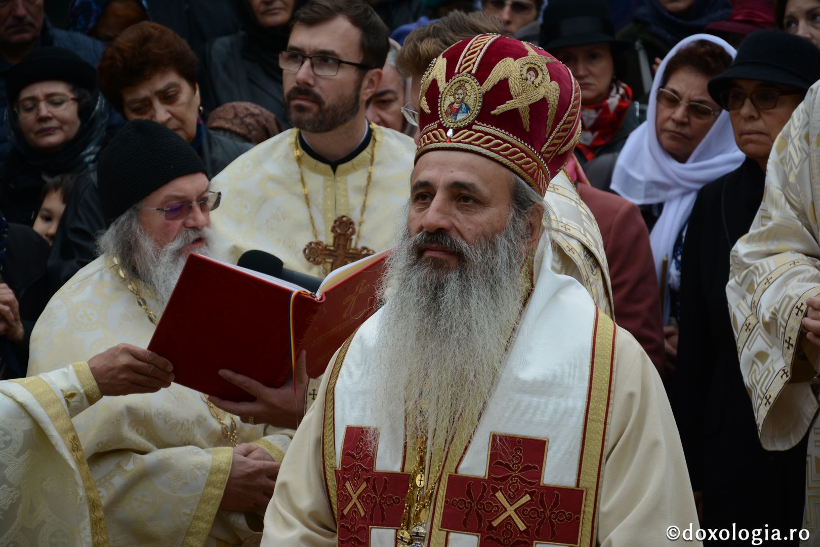 Paraclisul Parohiei „Sfântul Antonie” din Iași a primit veșmântul sfințirii