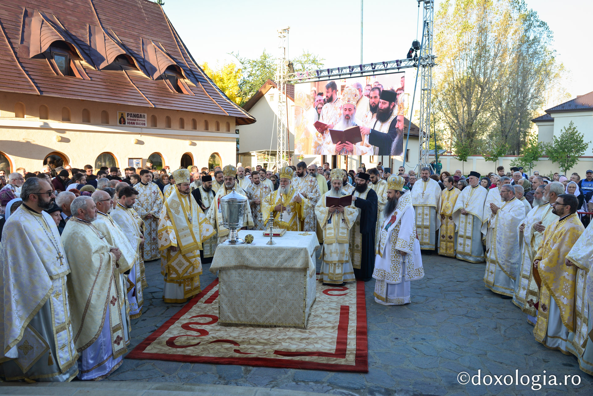 Foto: Lucian Ducan Binecuvântare pentru ieșeni: Biserica „Sfântul Apostol Toma” a fost sfințită