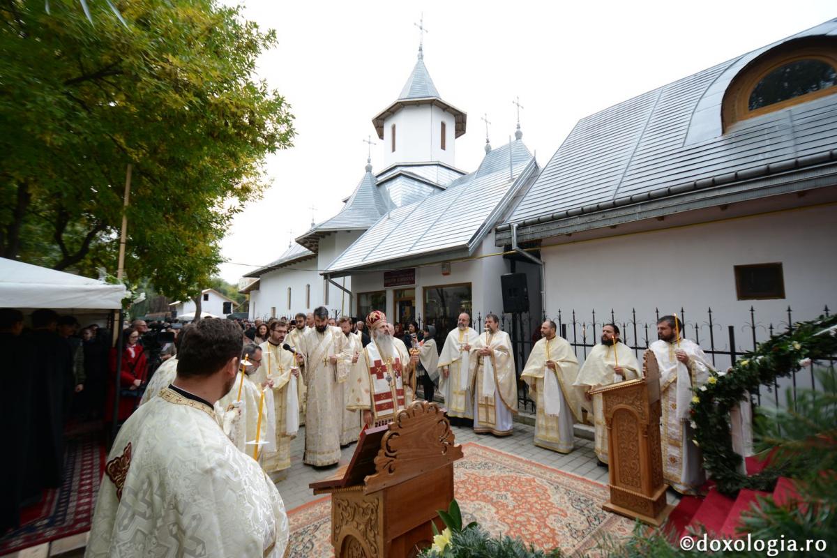 (Video) Paraclisul Parohiei „Sfântul Antonie” din Iași a primit veșmântul sfințirii