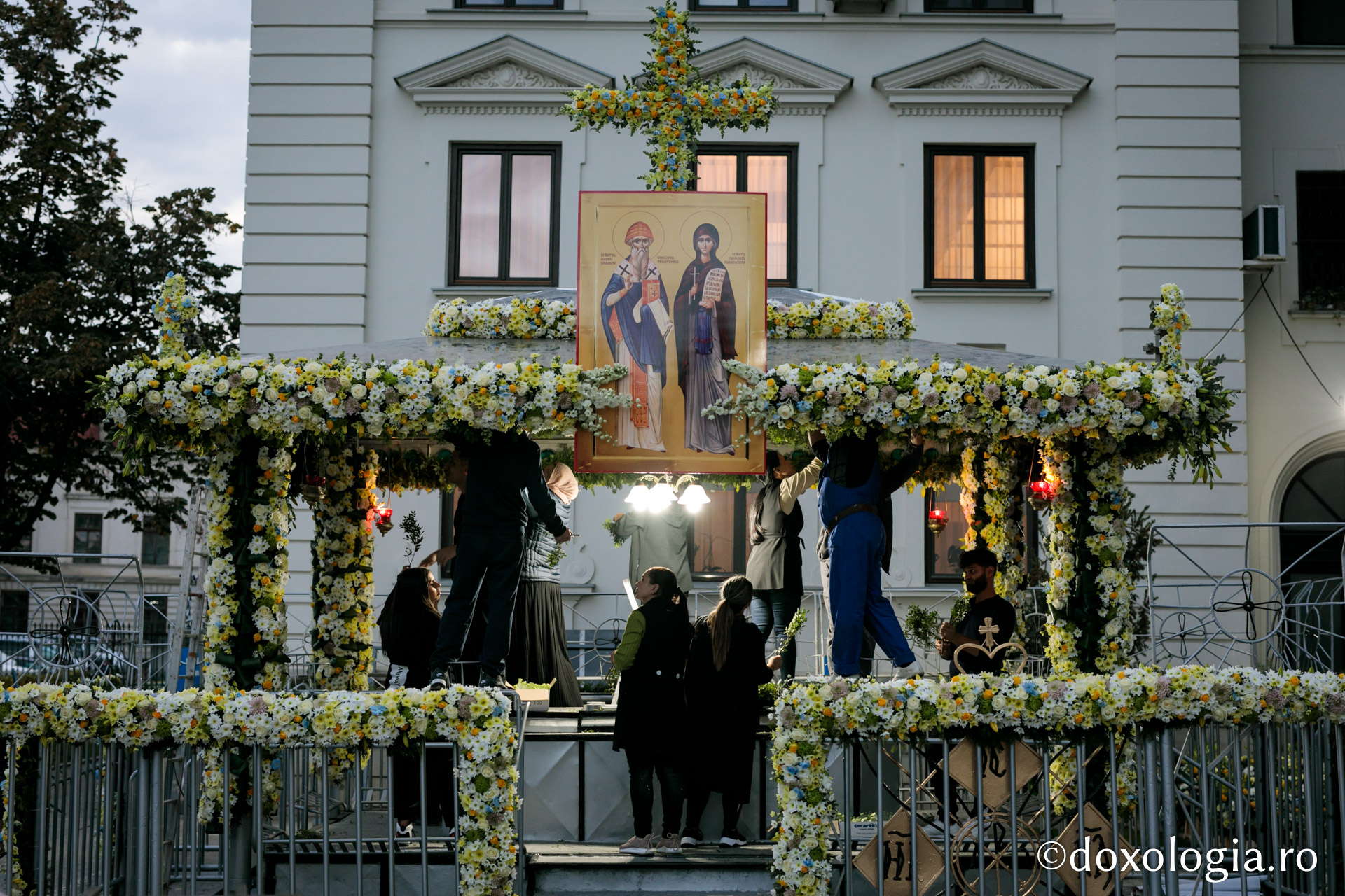 Mărturii din culise – când, de ce și cum a început tradiția împodobirii baldachinului Sfintei Parascheva