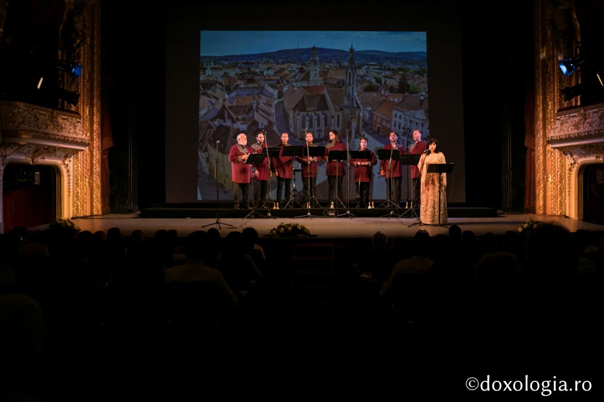 (Video) Agni Parthene – Corul bărbătesc „Sfântul Efrem” (Budapesta, Ungaria) și Nektaria Karantzi (Atena, Grecia)