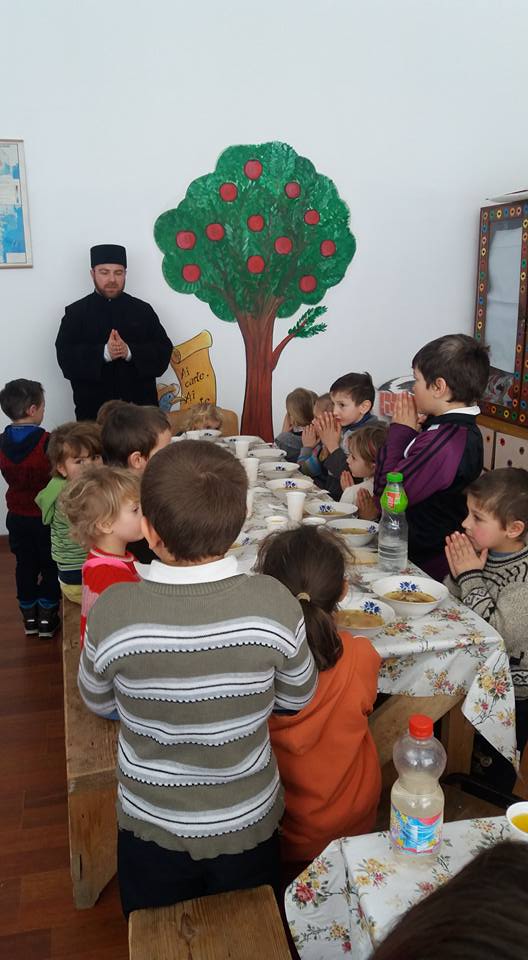 Preotul care preschimbă „sapa în condei” Preotul care preschimbă „sapa în condei”