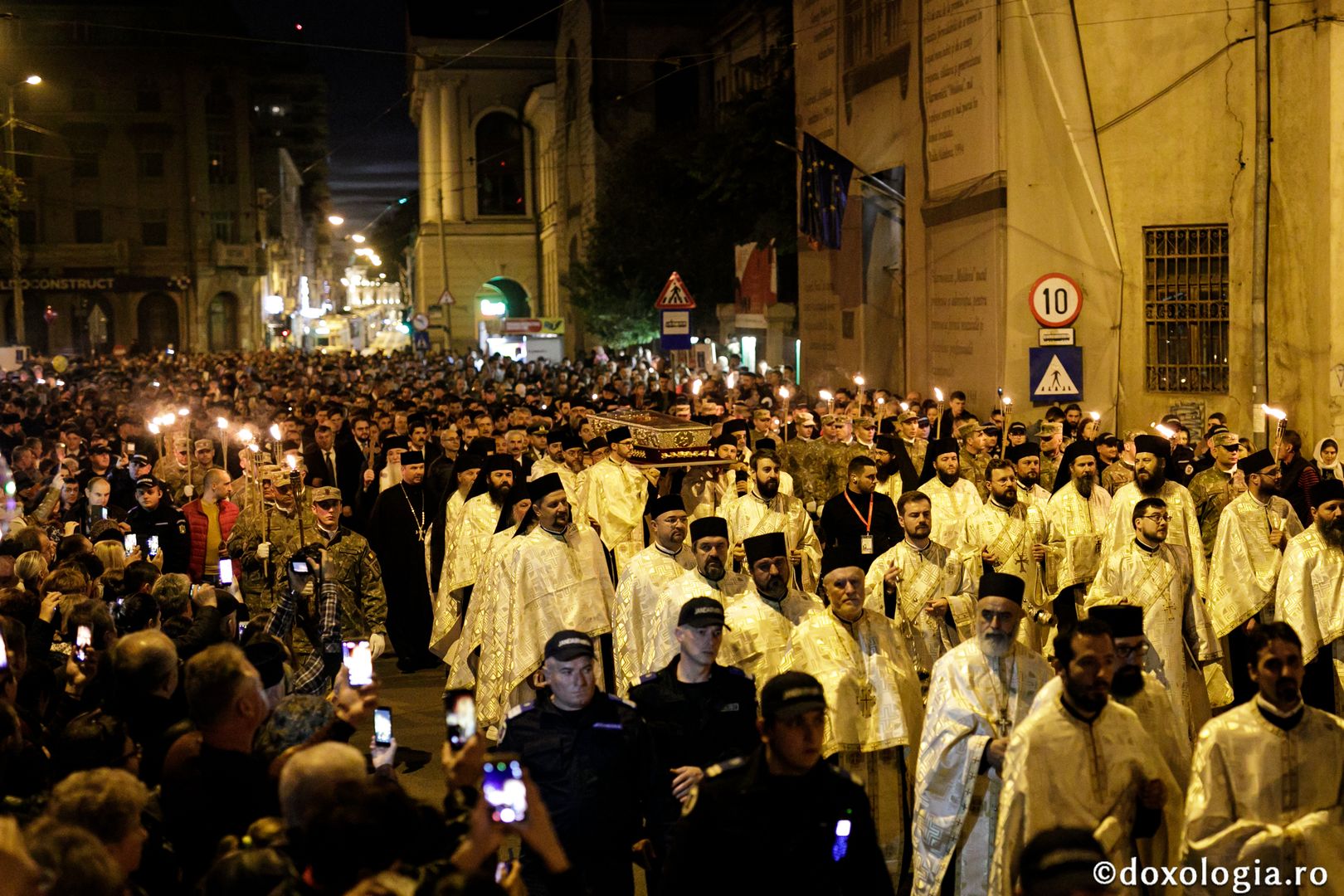 foto: Oana Nechifor Hramul Sfintei Parascheva: Toată suflarea în duh de rugăciune la „Calea Sfinților”