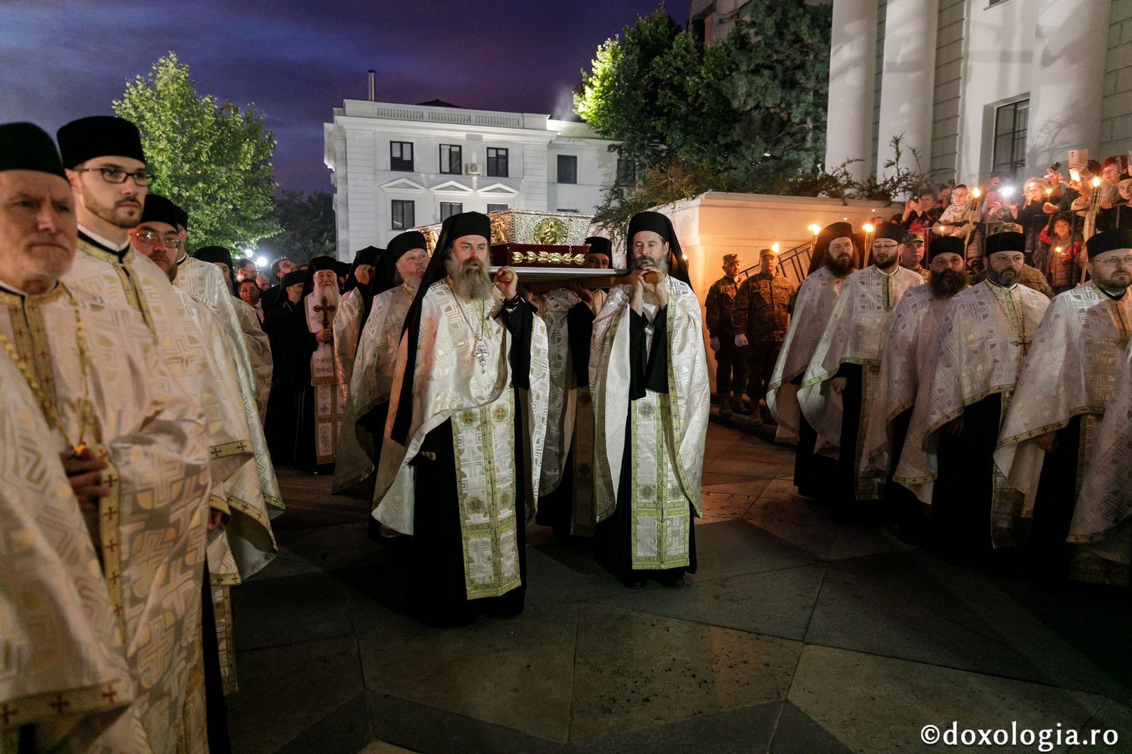 foto: pr. Silviu Cluci Hramul Sfintei Parascheva: Toată suflarea în duh de rugăciune la „Calea Sfinților”