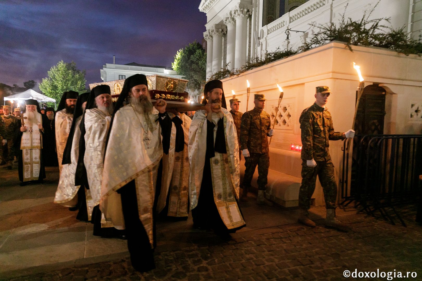 foto: pr. Silviu Cluci Hramul Sfintei Parascheva: Toată suflarea în duh de rugăciune la „Calea Sfinților”
