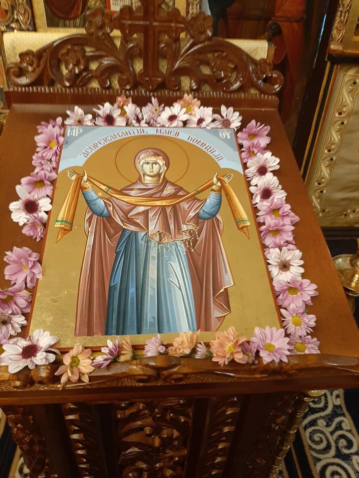 Schitul Pocrov din judeţul Neamţ, în haine de sărbătoare