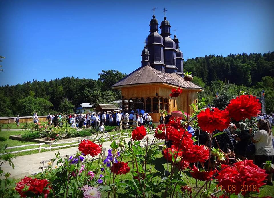 Schitul Pocrov din judeţul Neamţ, în haine de sărbătoare