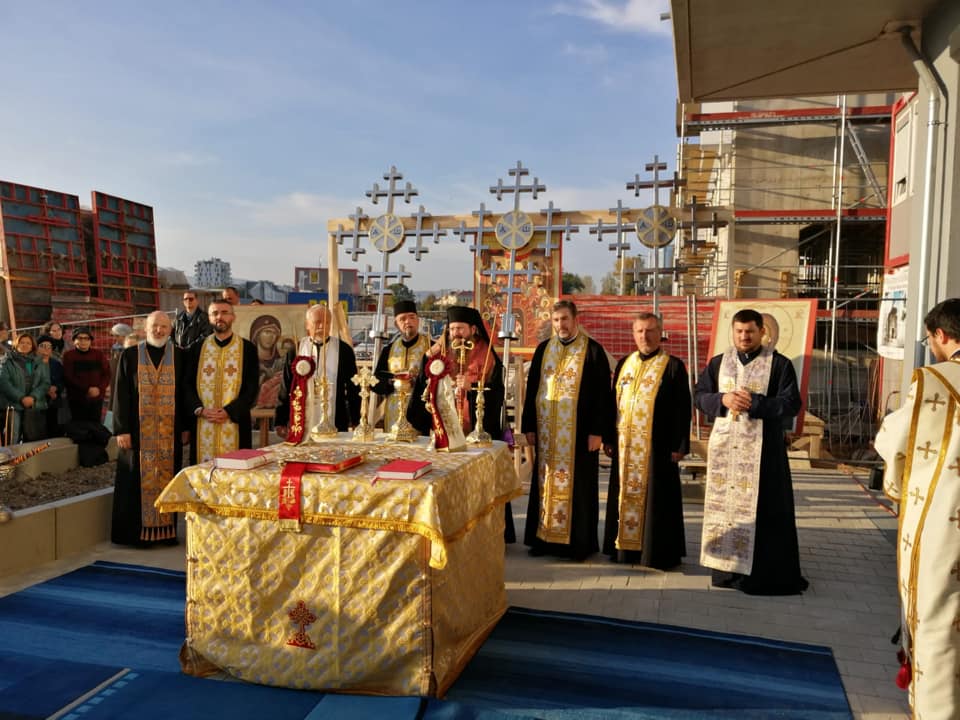 PS Macarie a sfințit crucile noii biserici românești din Viena