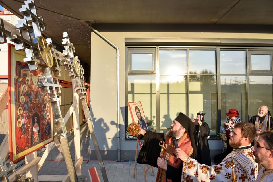 PS Macarie a sfințit crucile noii biserici românești din Viena