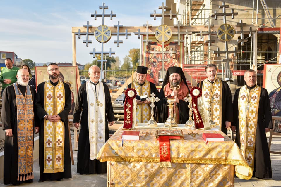 PS Macarie a sfințit crucile noii biserici românești din Viena