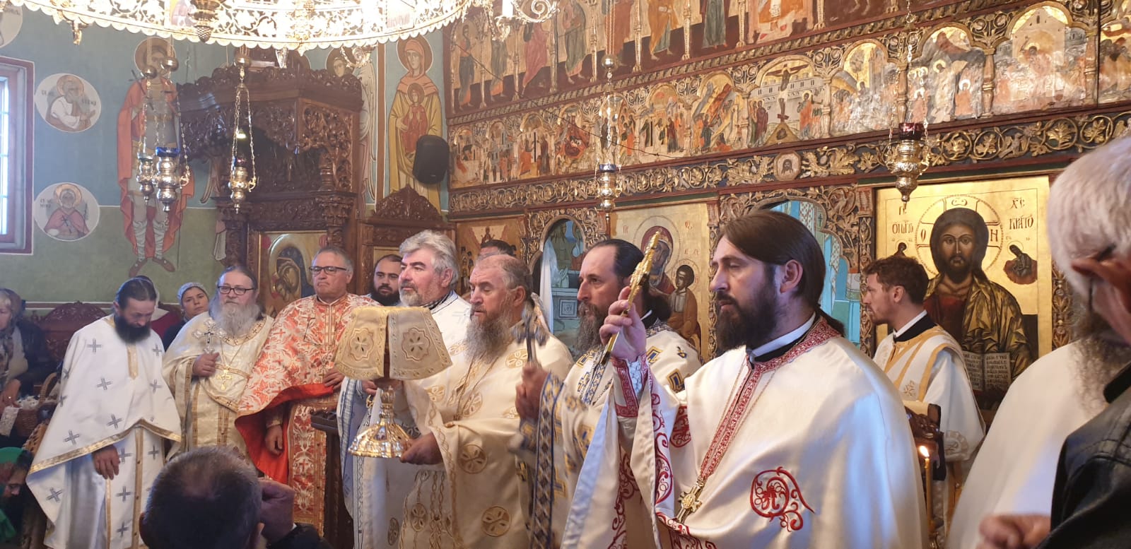 Schitul Pocrov din judeţul Neamţ, în haine de sărbătoare