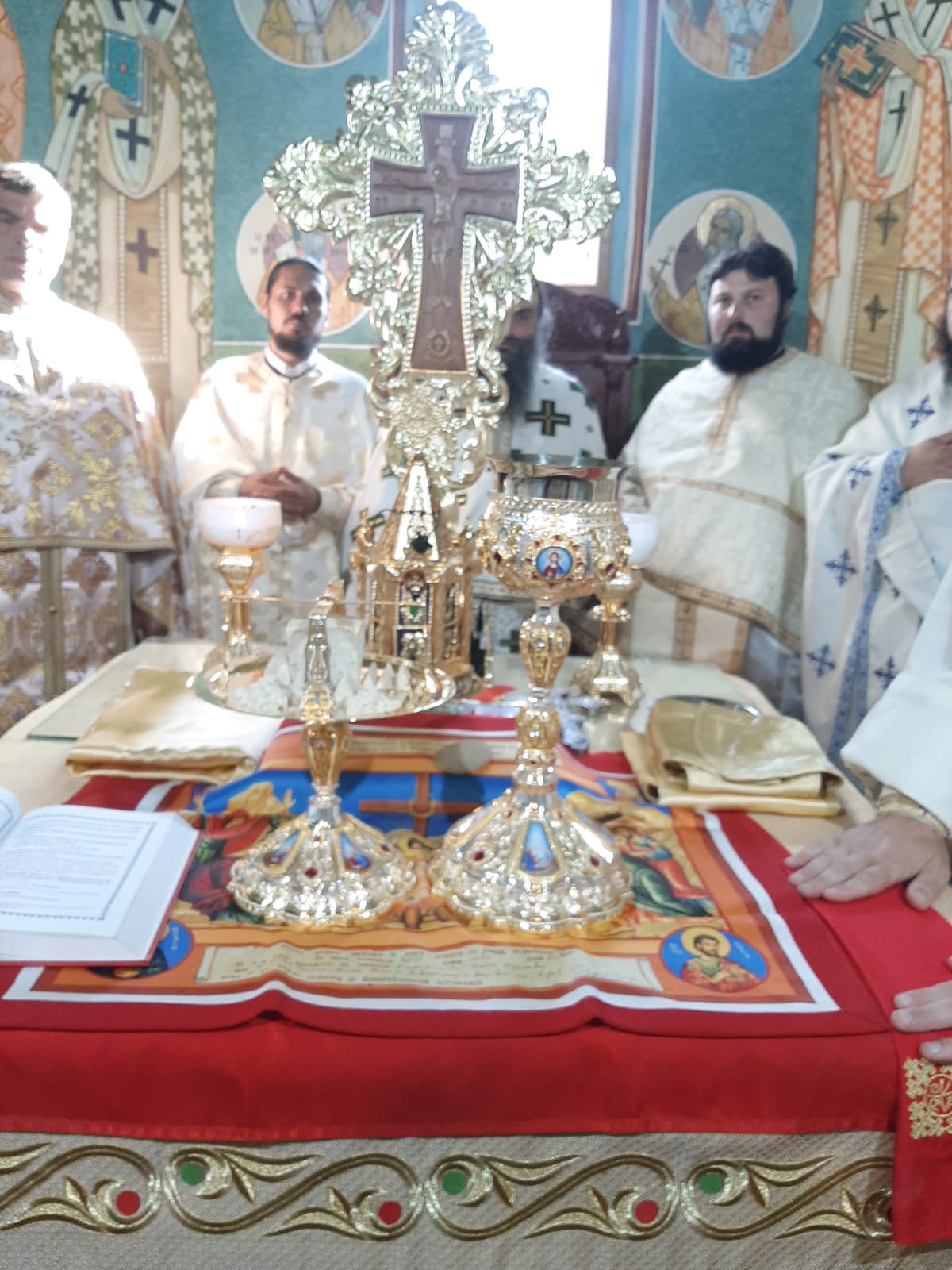 Schitul Pocrov din judeţul Neamţ, în haine de sărbătoare