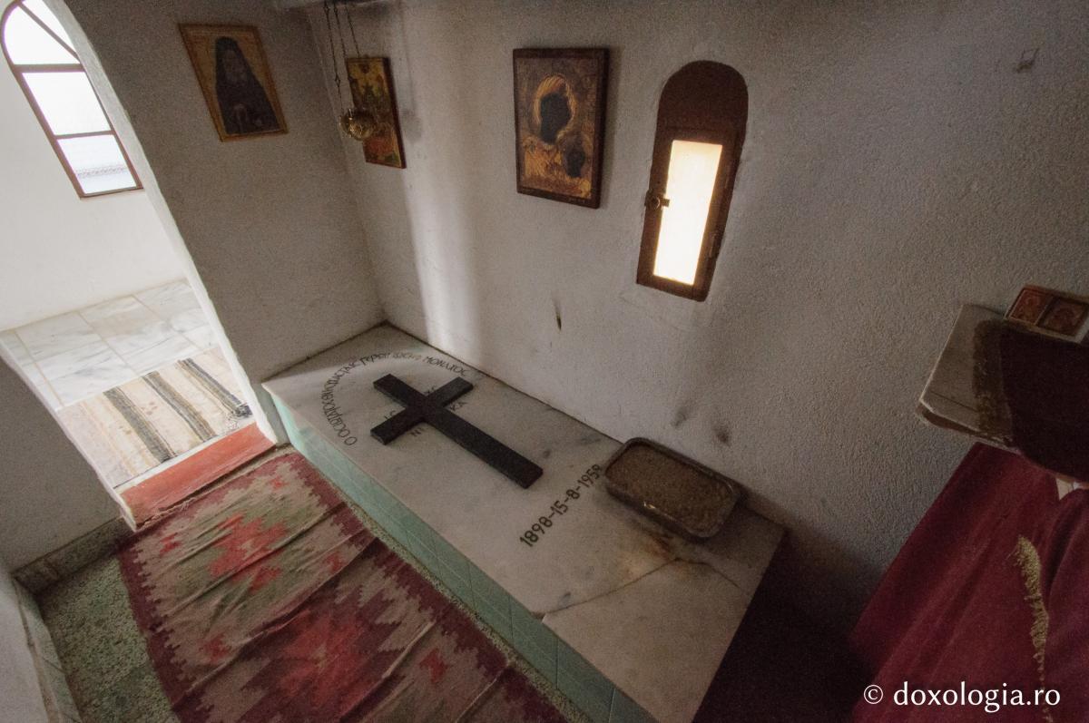 Mormântului lui Gheron Iosif Isihastul