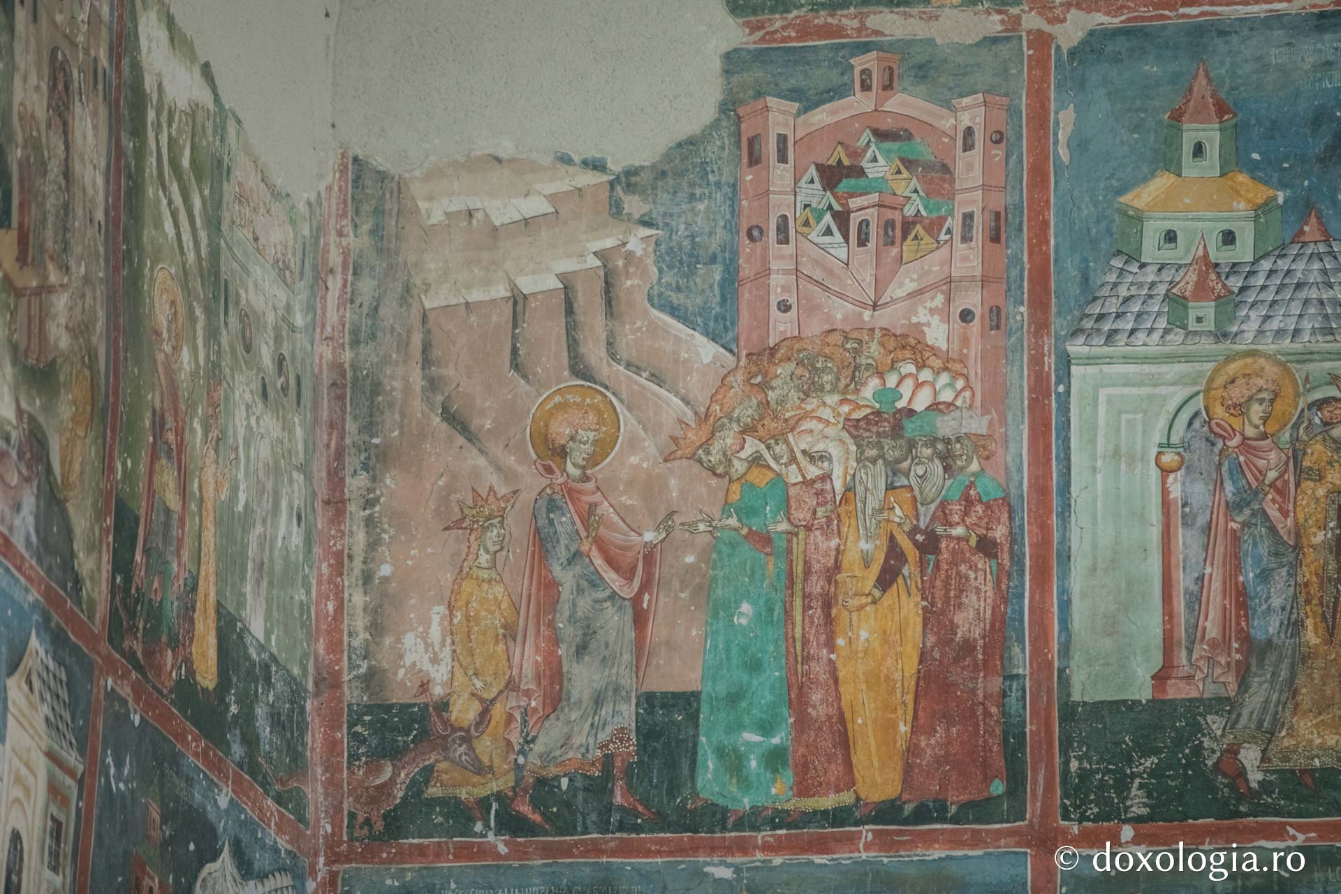 Sfântul Gheorghe se înfățișează împăratului dimpreună cu fecioara și balaurul ucis – Reprezentare iconografică pe peretele exterior de vest al bisericii Arbore / Foto: Pr. Silviu Cluci Sfântul Gheorghe se înfățișează împăratului dimpreună cu fecioara și balaurul ucis