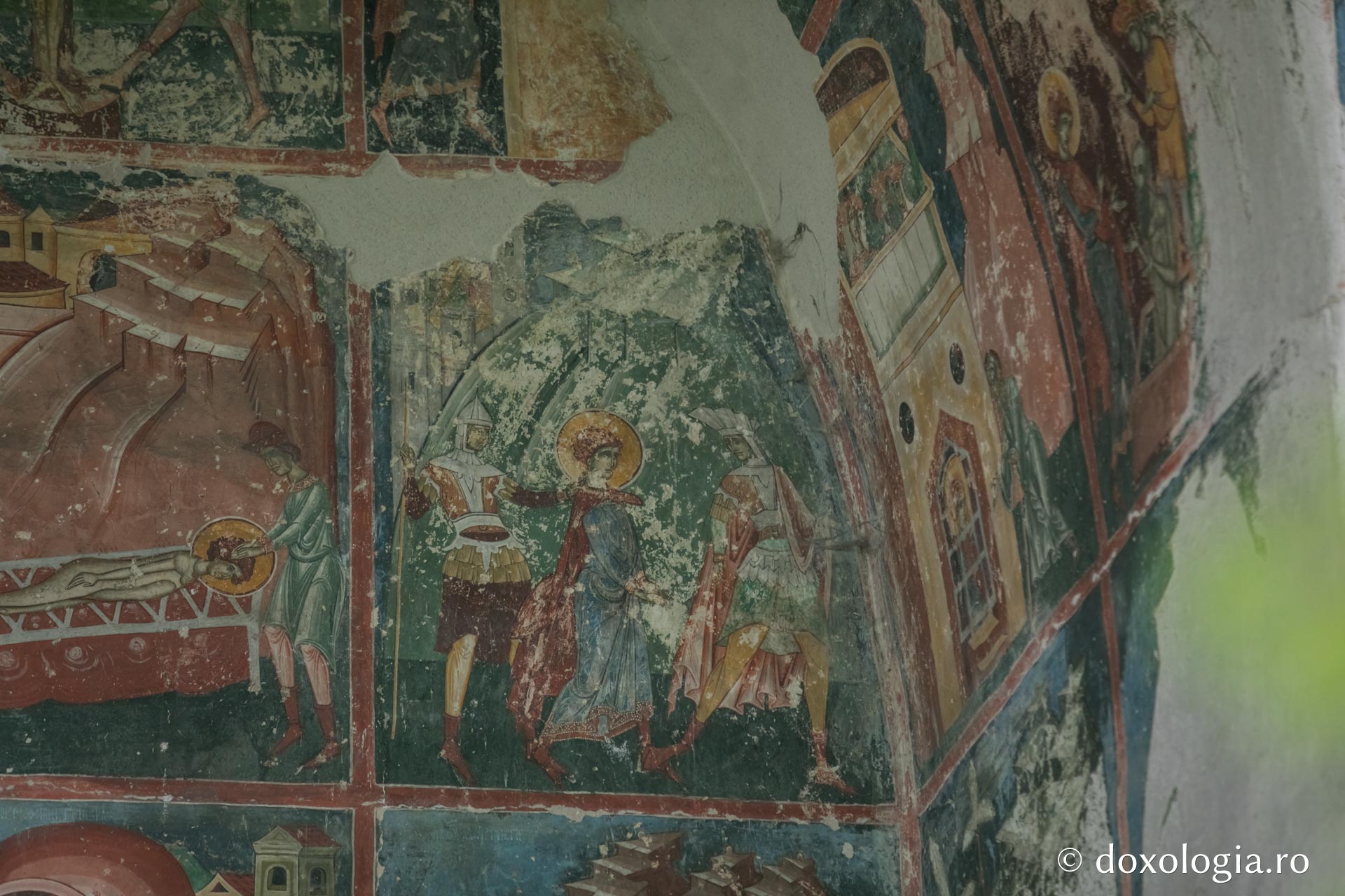 Sfântul Gheorghe este dus spre temniță – Reprezentare iconografică pe peretele exterior de vest al bisericii Arbore / Foto: Pr. Silviu Cluci Sfântul Gheorghe este dus spre temniță