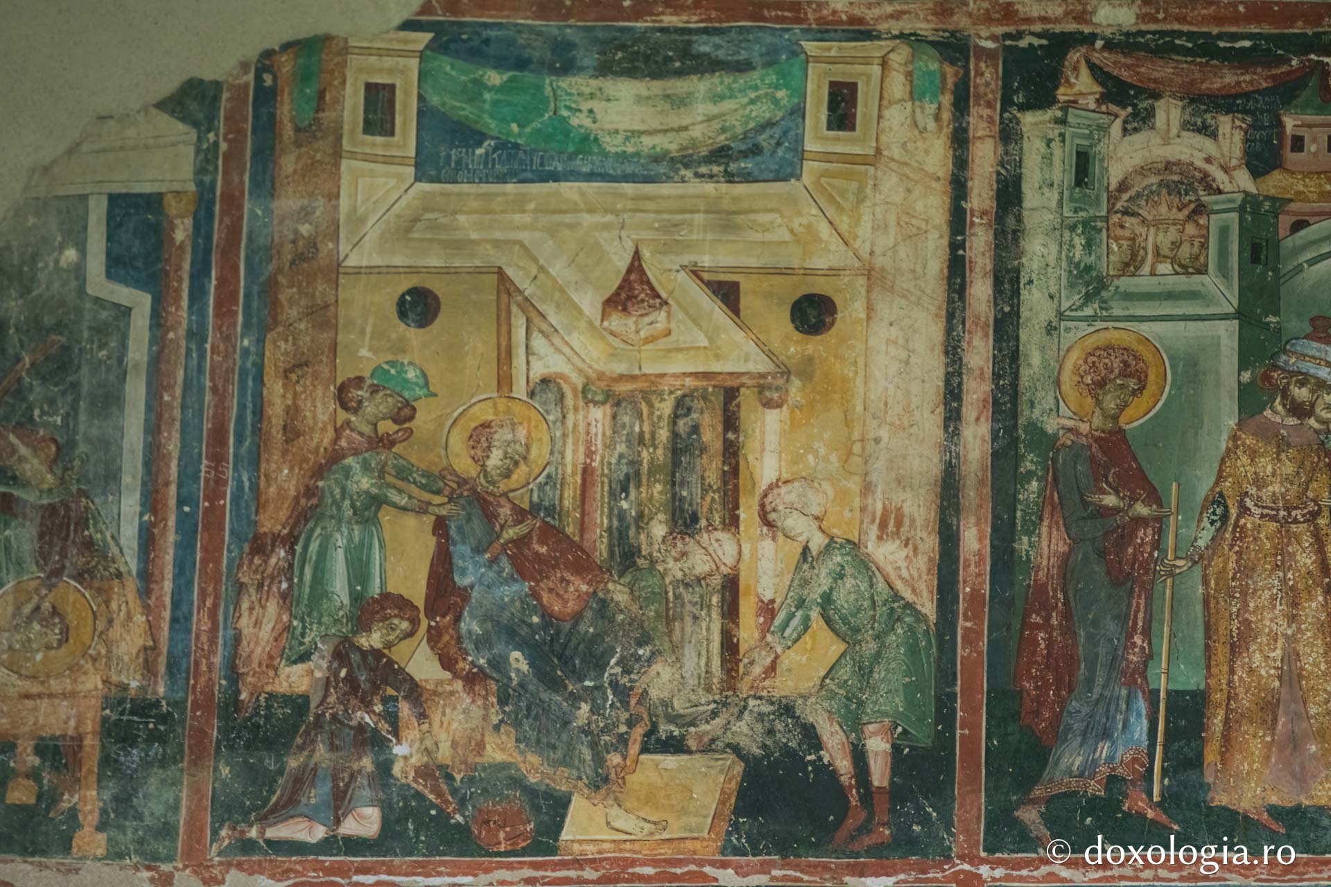 Sfântul Gheorghe este obligat să poarte încălțămintea de fier – Reprezentare iconografică pe peretele exterior de vest al bisericii Arbore / Foto: Pr. Silviu Cluci Sfântul Gheorghe este obligat să poarte încălțămintea de fier