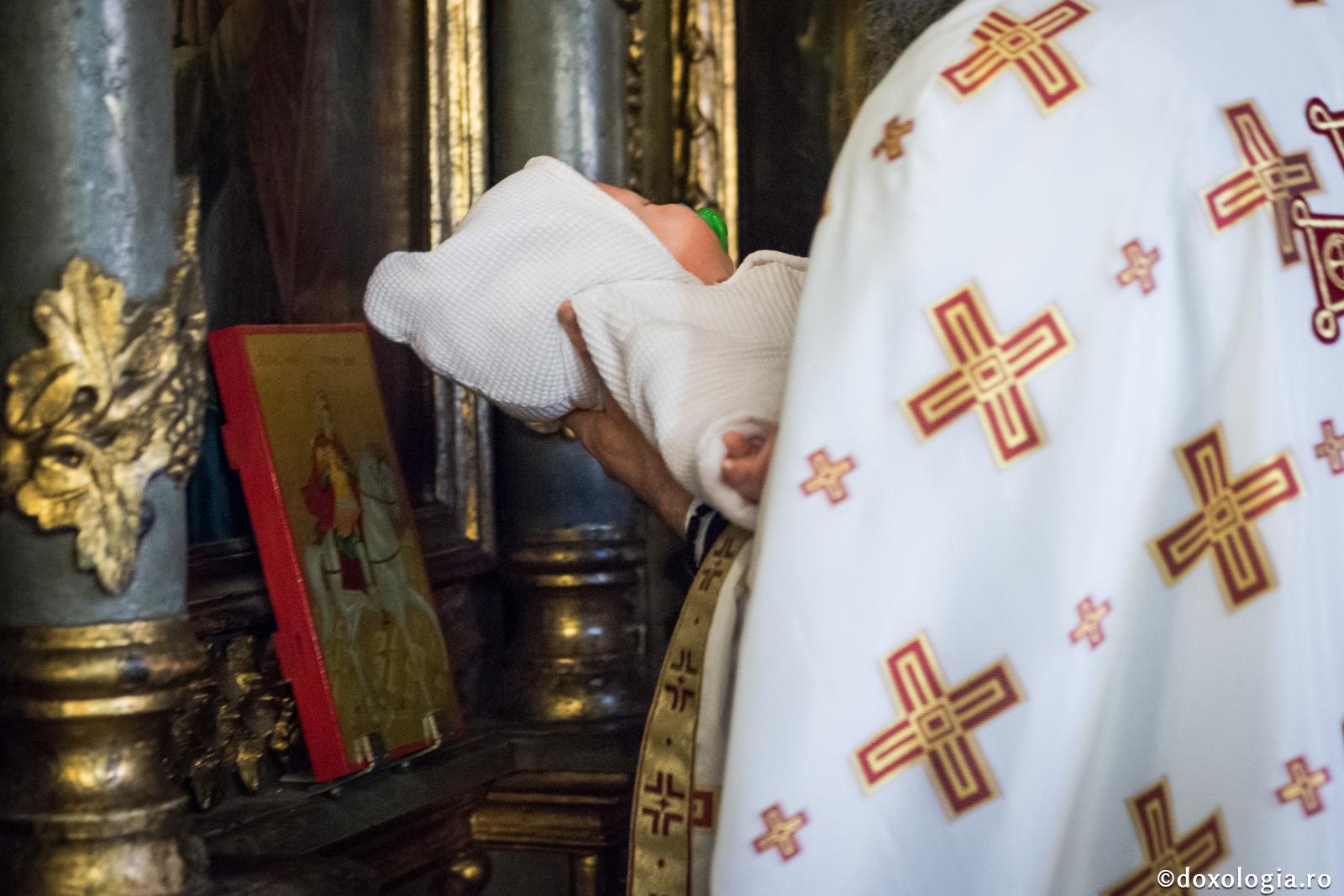 Sfântul Spiridon săvârșește îmbisericirea unui copil