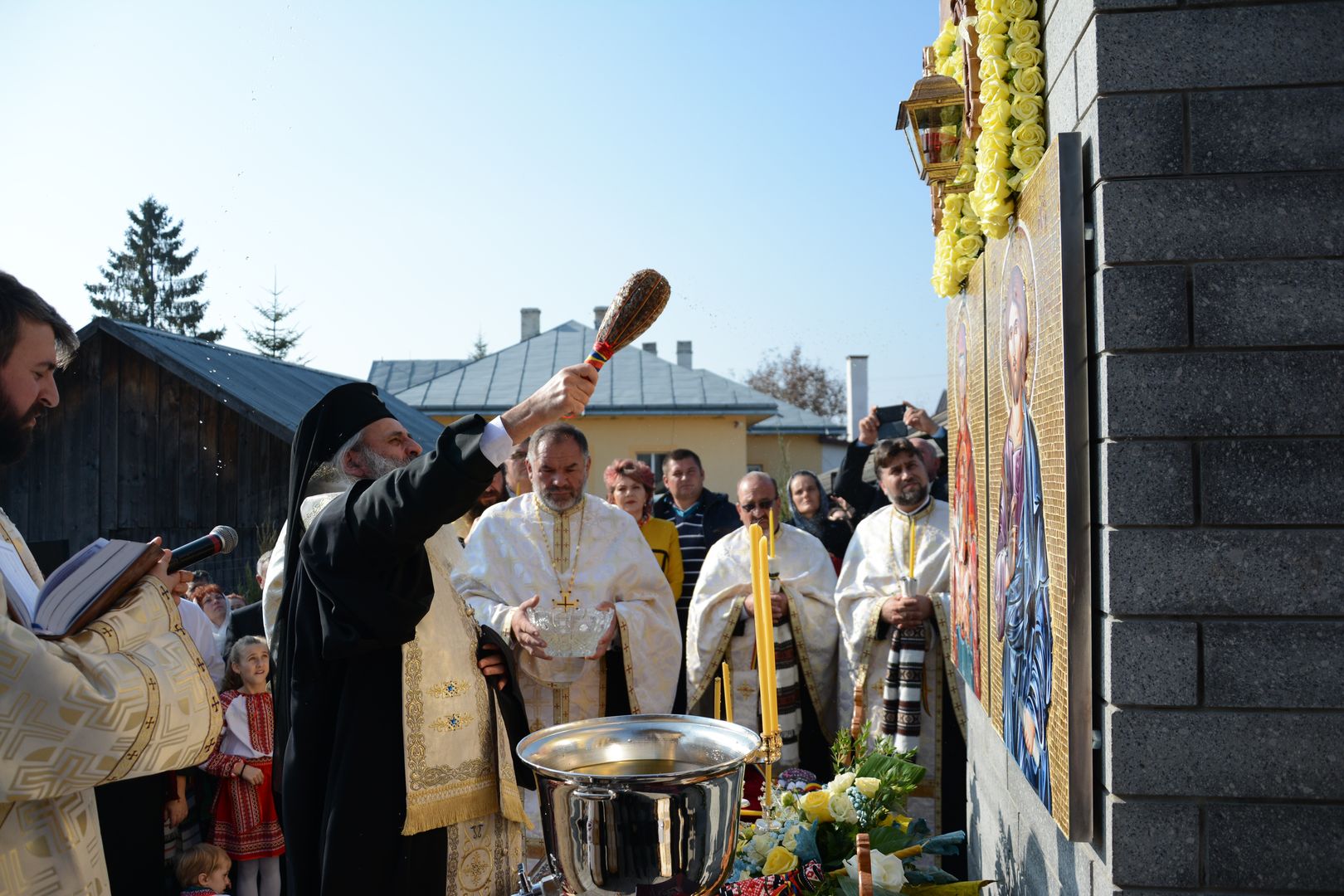 foto: Flavius Popa Biserica din Brăești închinată Sfintei Parascheva a fost resfințită