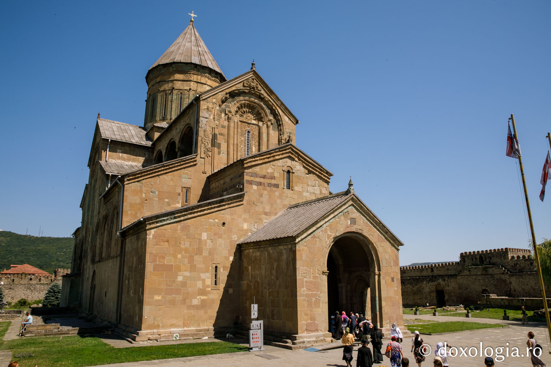 (Foto) Paşi de pelerin la Catedrala Setitskhoveli – Georgia