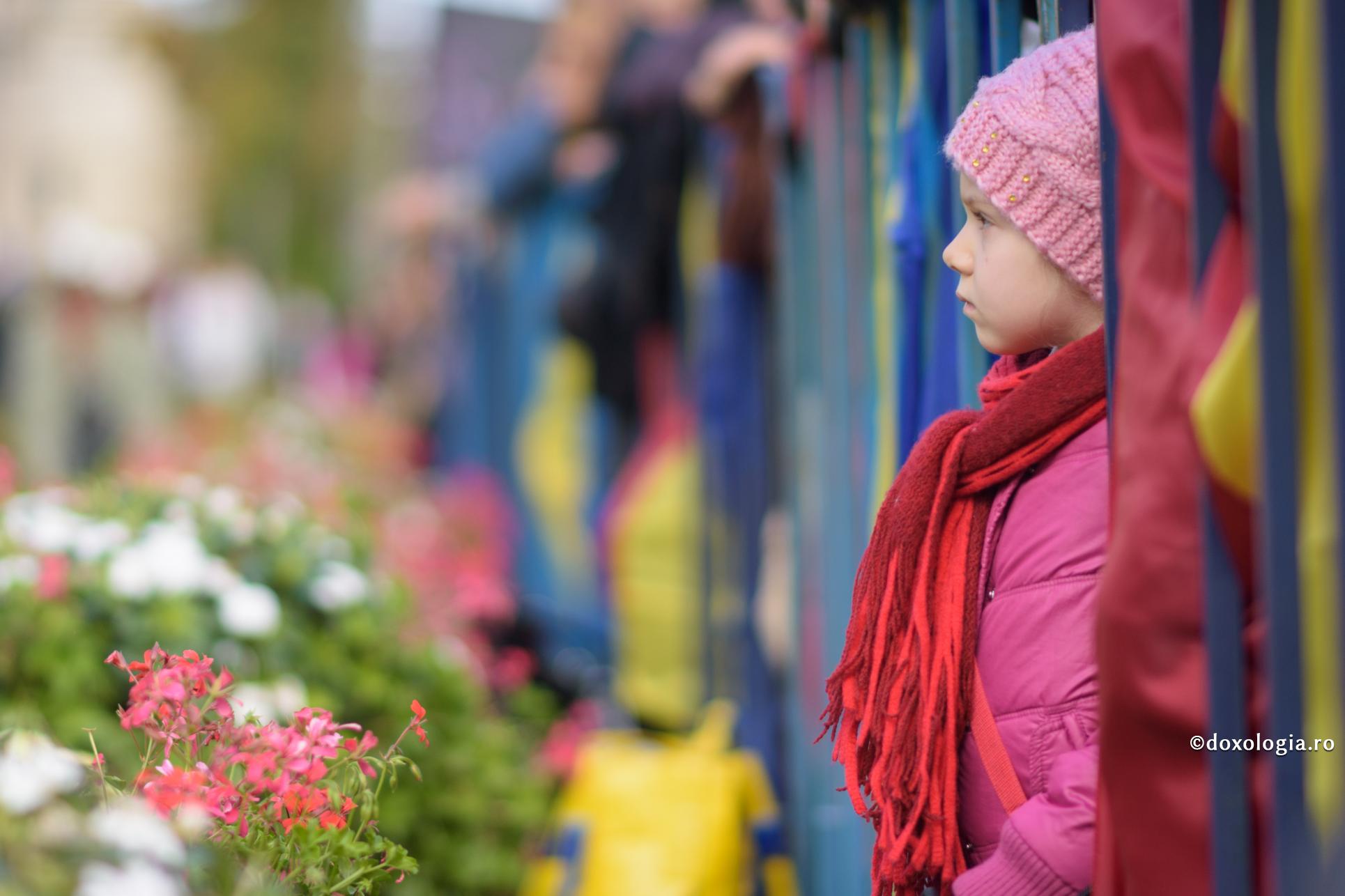 copil cu fular roșu