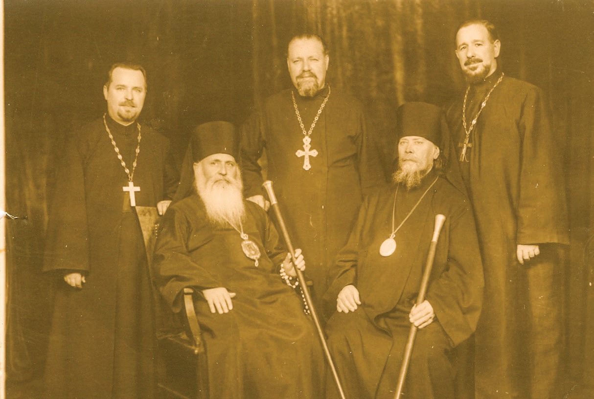 Mitropolitul Gurie Grosu al Basarabiei (stânga, jos), Episcopul Dionisie Erhan al Cetăţii Albe - Ismail (dreapta, jos), împreună cu clerici basarabeni: Petru Comerzan, Pavel Guciujna și Mihail Madan (de la stânga spre dreapta) (19 aprilie 1934) Sfântul Ierarh Dionisie, Episcopul Cetății Albe-Ismail