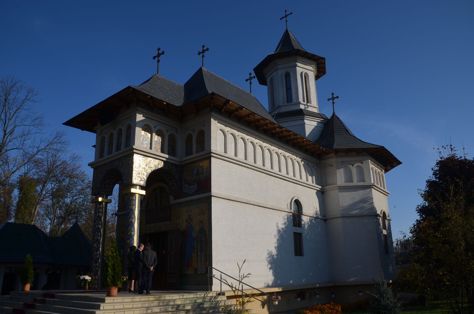 Liturghie arhierească la Biserica „Sfânta Cuvioasă Parascheva“ din Rădăuţi