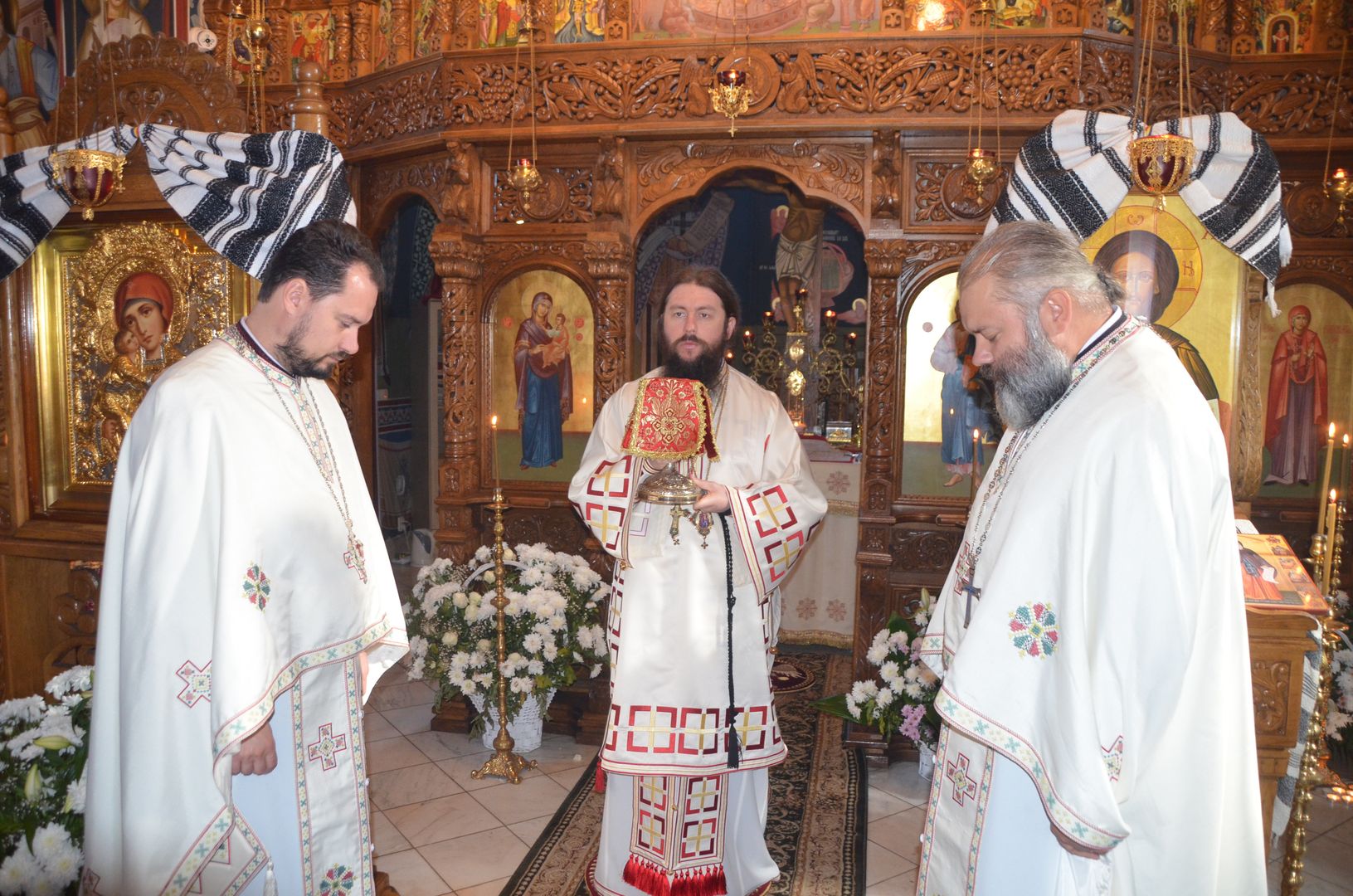 Liturghie arhierească la Biserica „Sfânta Cuvioasă Parascheva“ din Rădăuţi