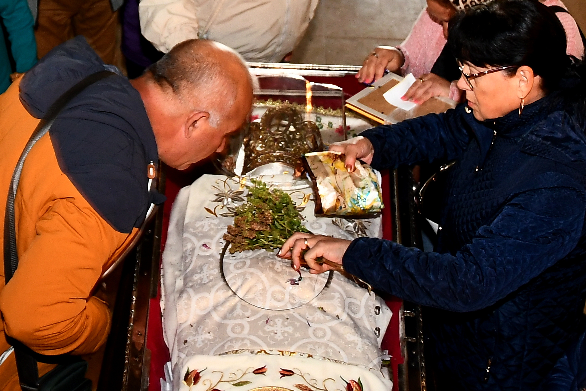 Cinci veșminte vor acoperi moaștele Sfintei Parascheva