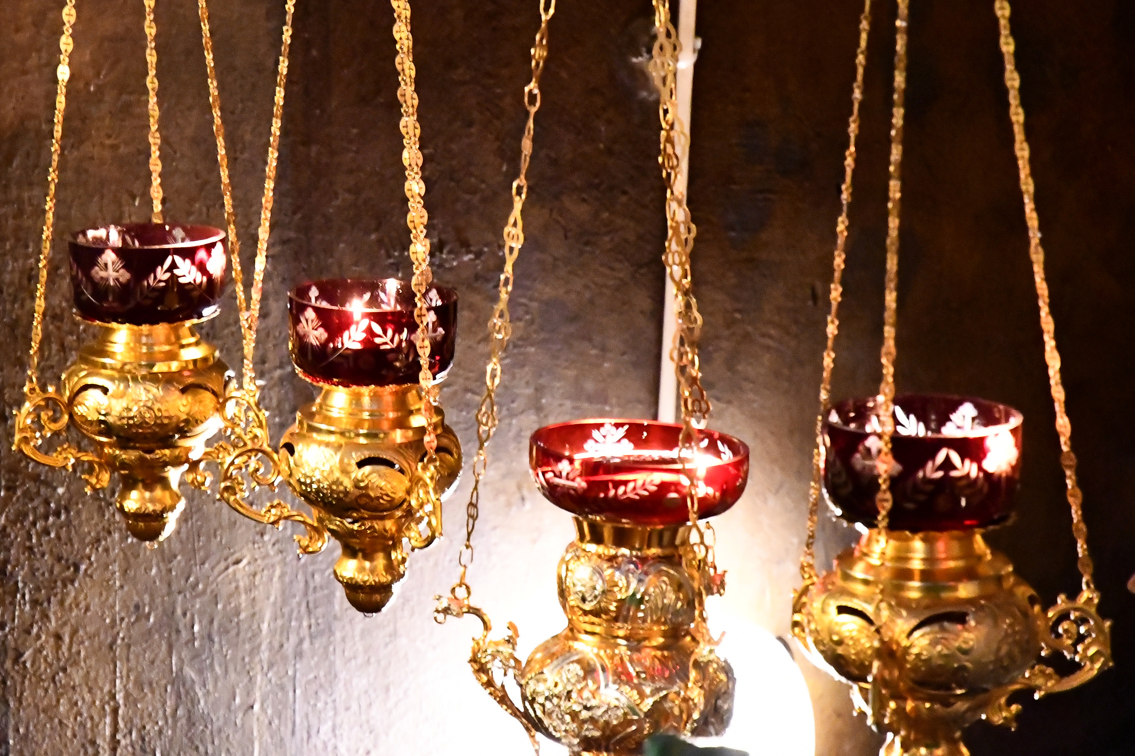 Candelele din jurul baldachinului Sfintei Parascheva