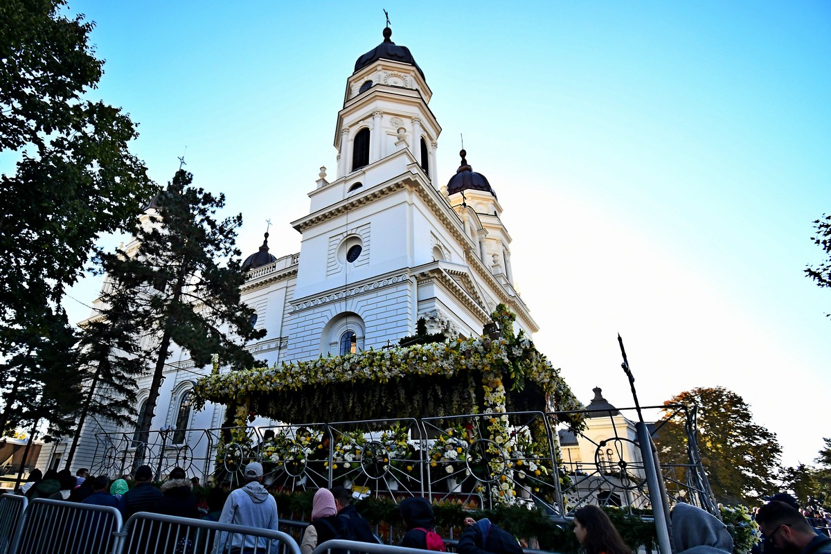 Pelerini la rândul răbdării, în cinstea sfinţilor