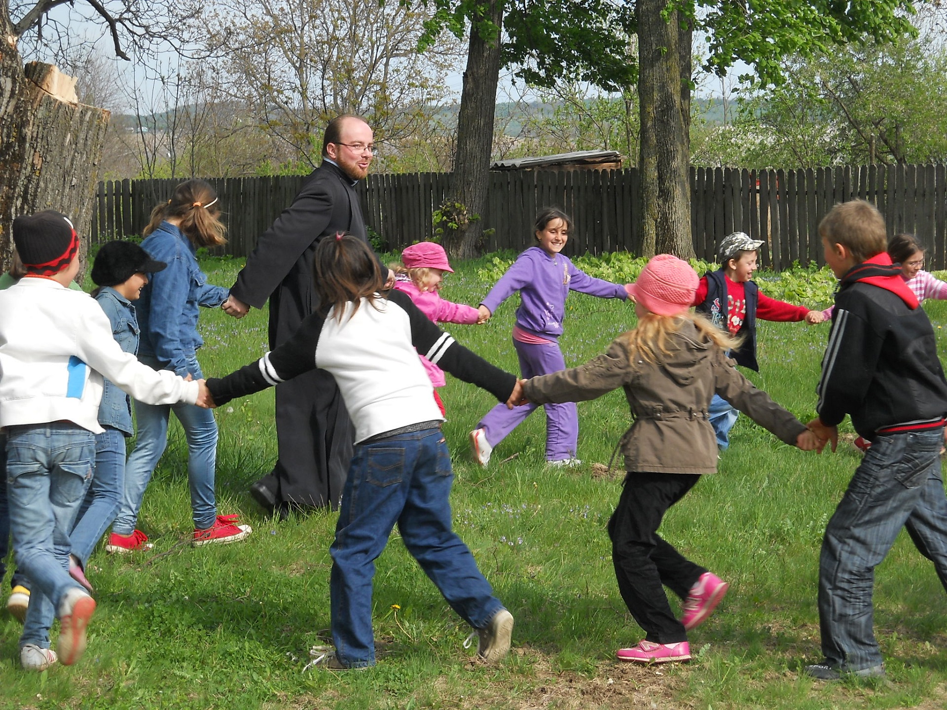 Preotul care preschimbă „sapa în condei”