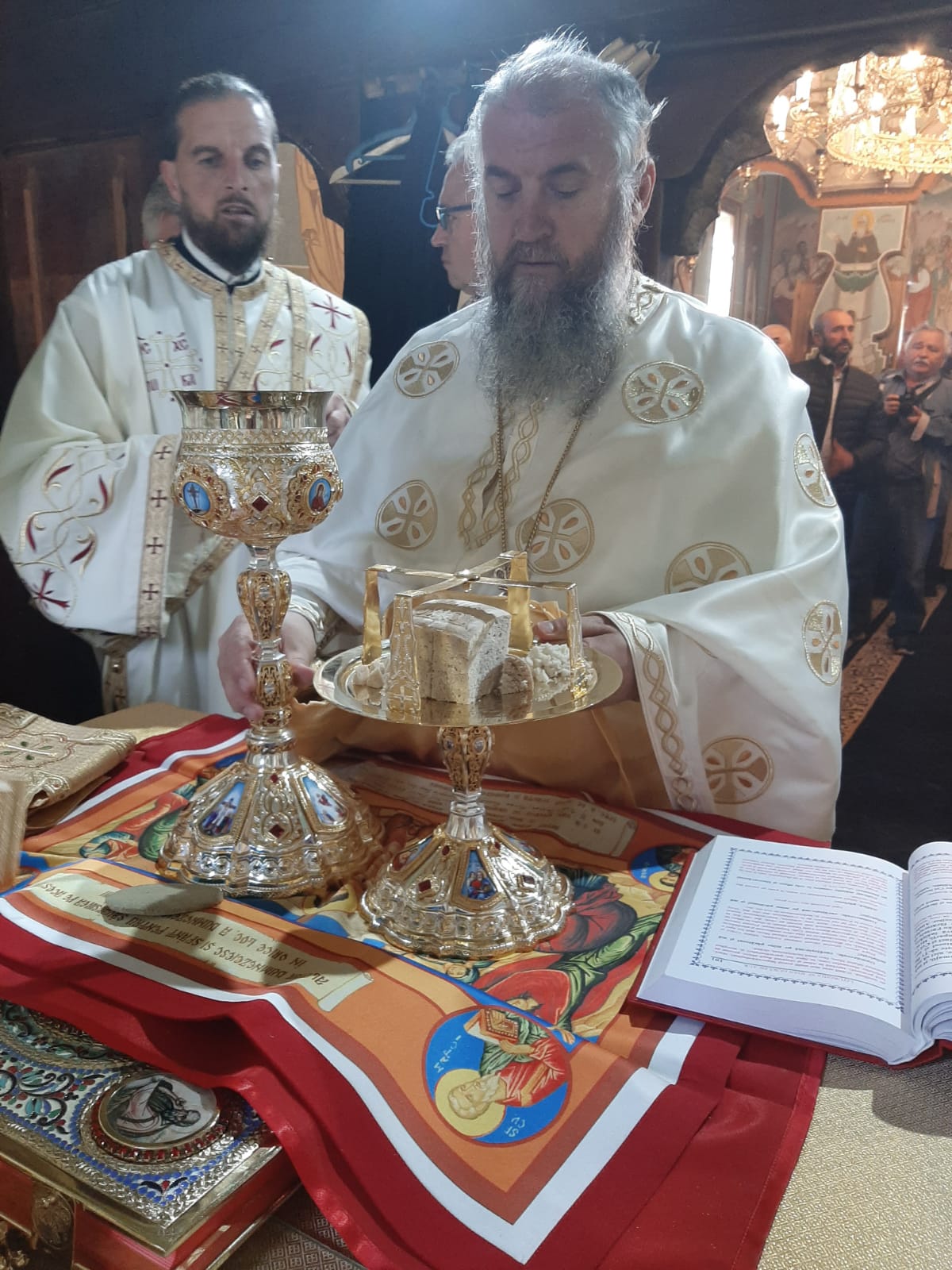 Schitul Pocrov din judeţul Neamţ, în haine de sărbătoare