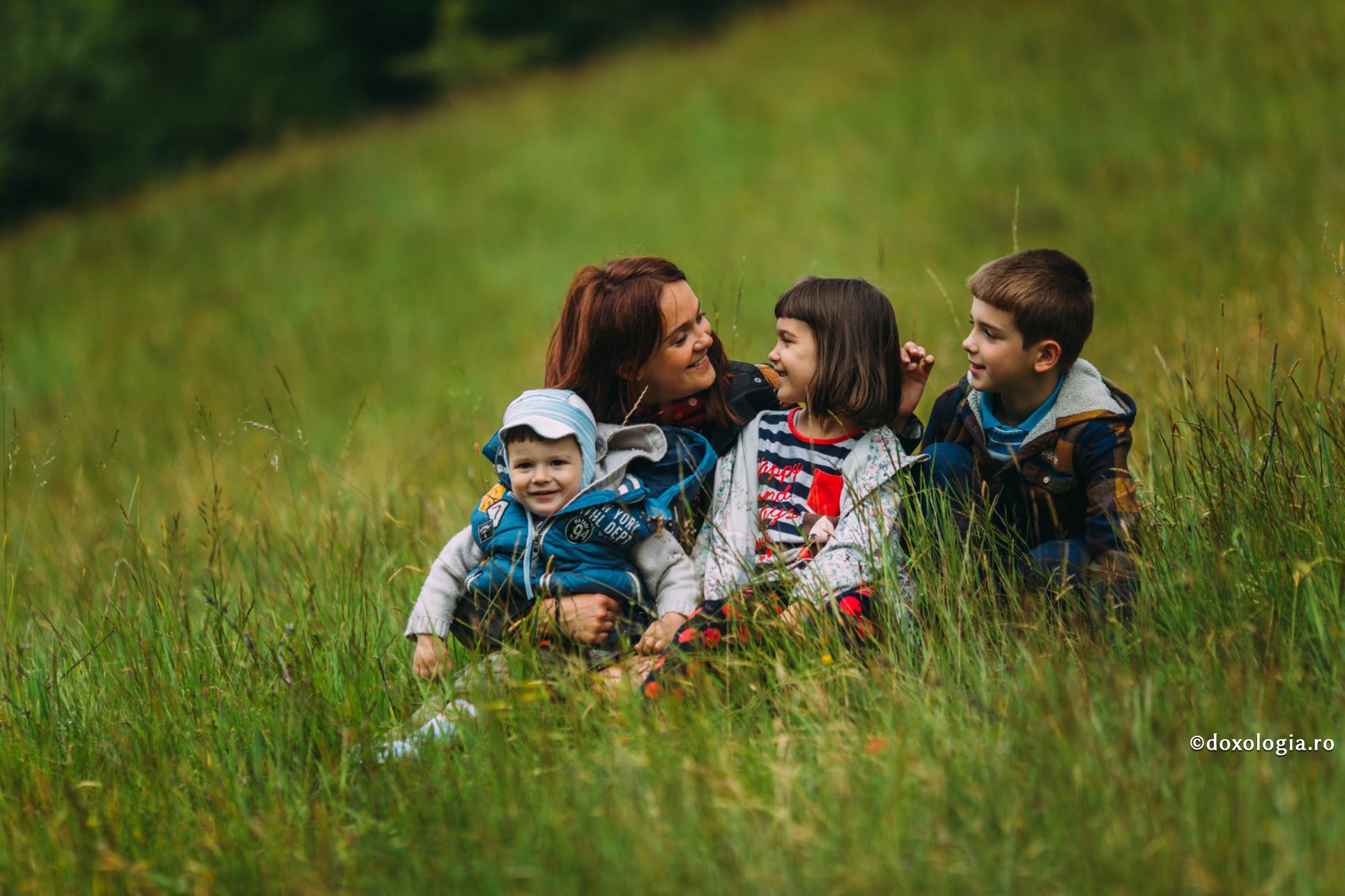 Cum le comunicăm copiilor dragostea noastră? / Foto: Pr. Benedict Both mama și copiii