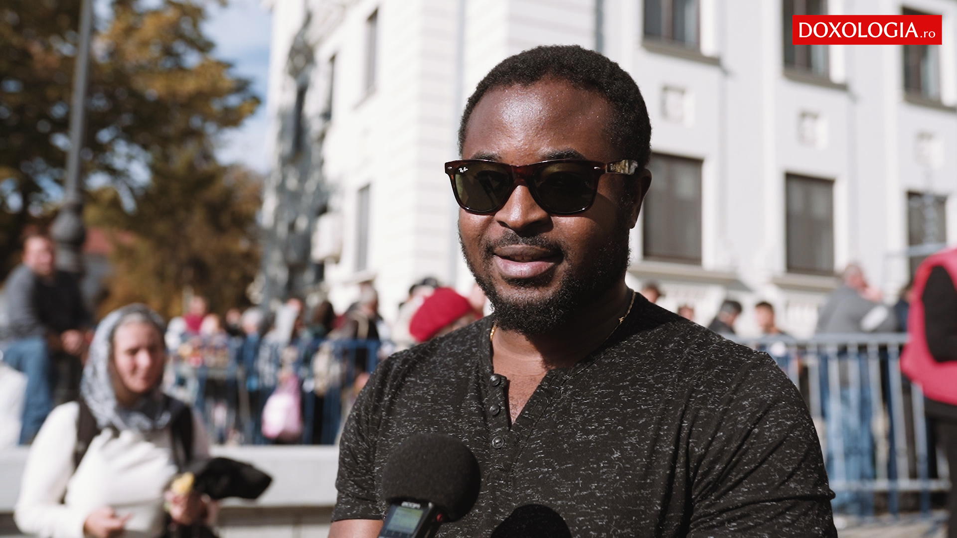 (Video) Pelerin din Africa: „E o onoare să fiu aici, să iau binecuvântare de la Sfânta Parascheva”