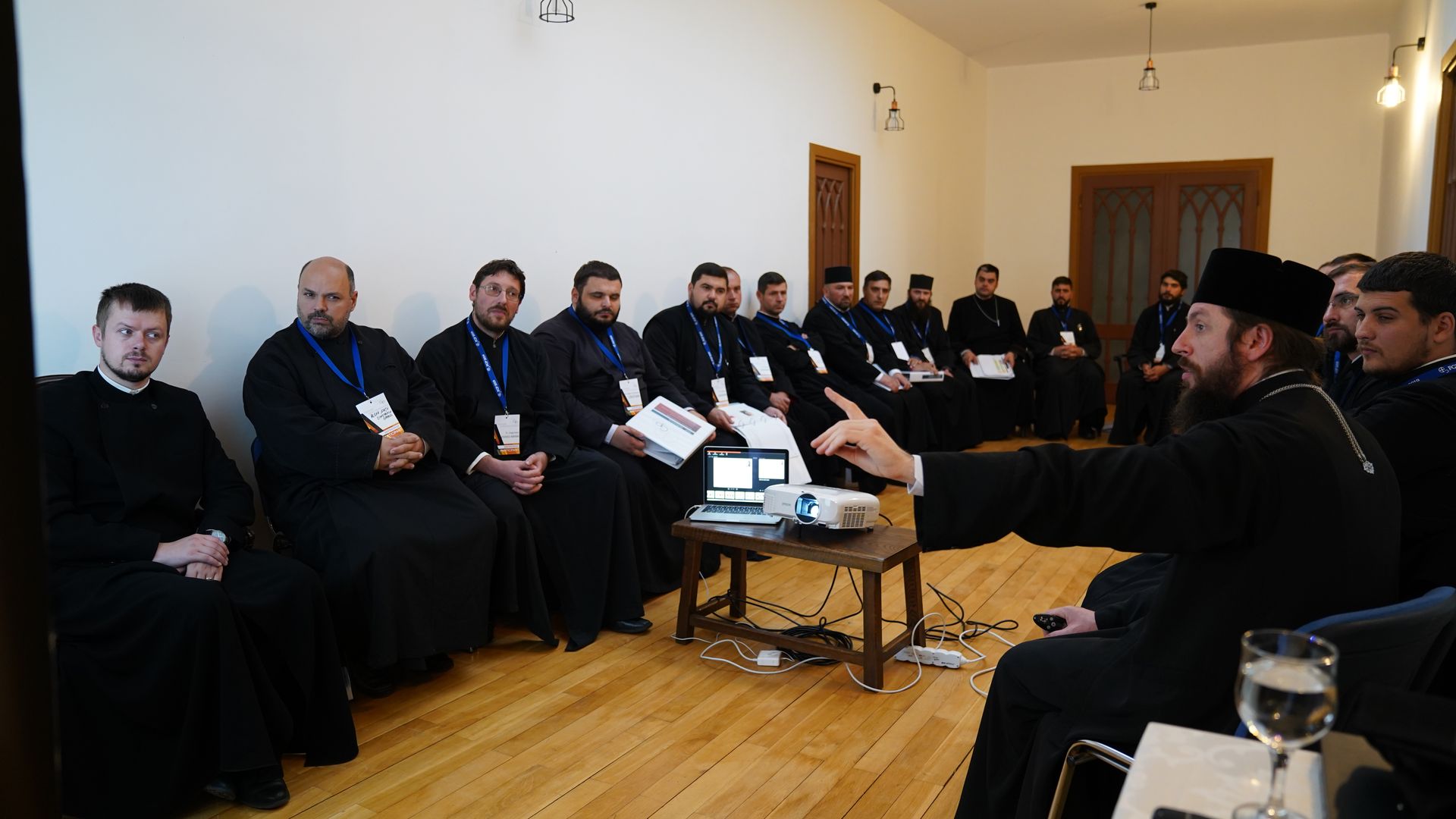 Cursuri preoțești la Miclăușeni – PS Damaschin Dorneanul și pr. Radu Preda, alături de clericii participanți