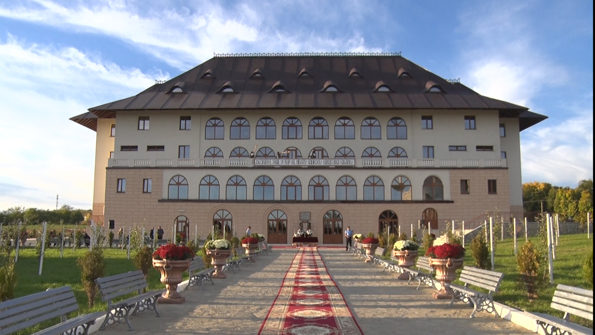 (Video) Sfințirea centrului social-caritabil de la Mănăstirea Hadâmbu