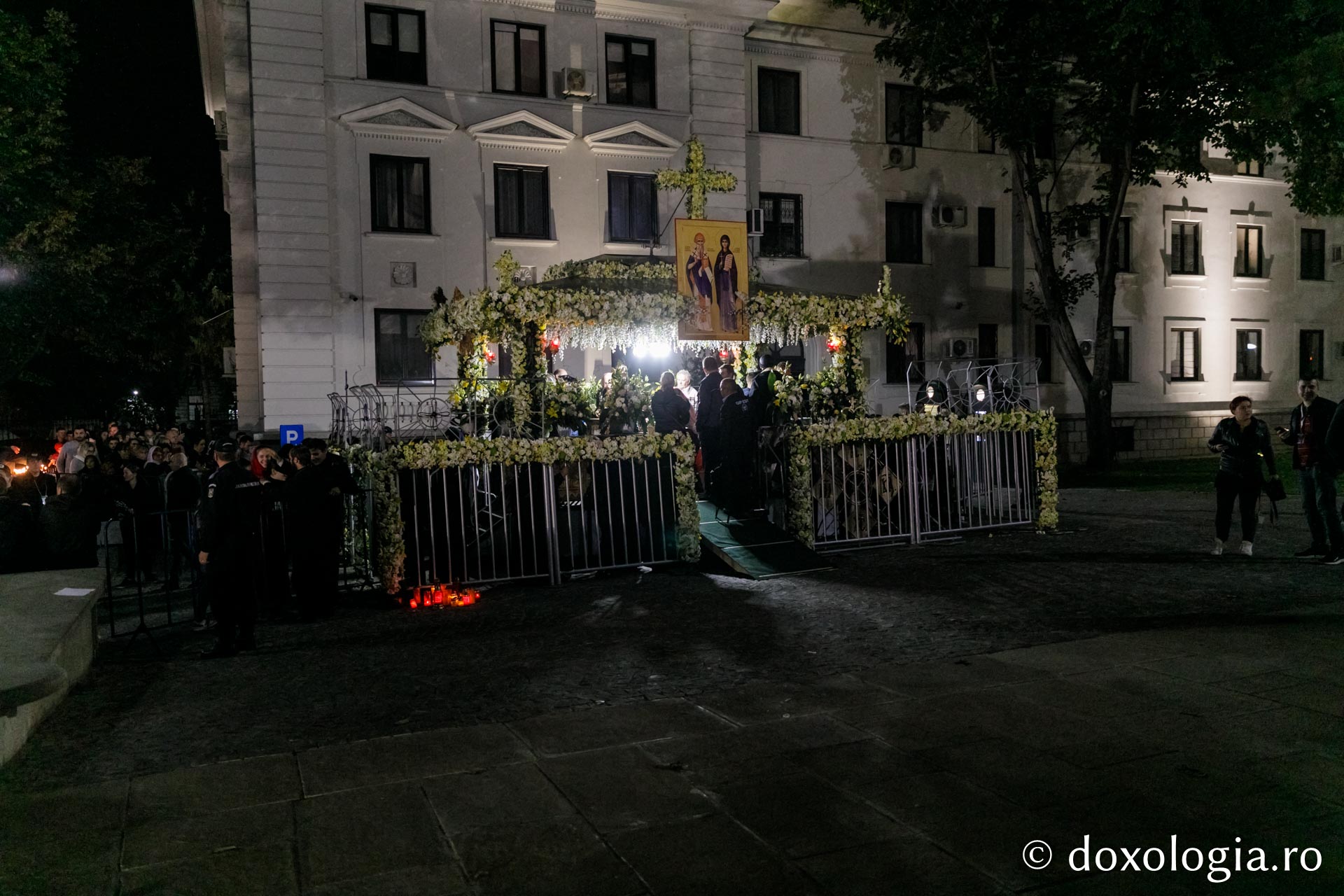 Sfânta Parascheva a fost așezată înapoi în Catedrala Mitropolitană