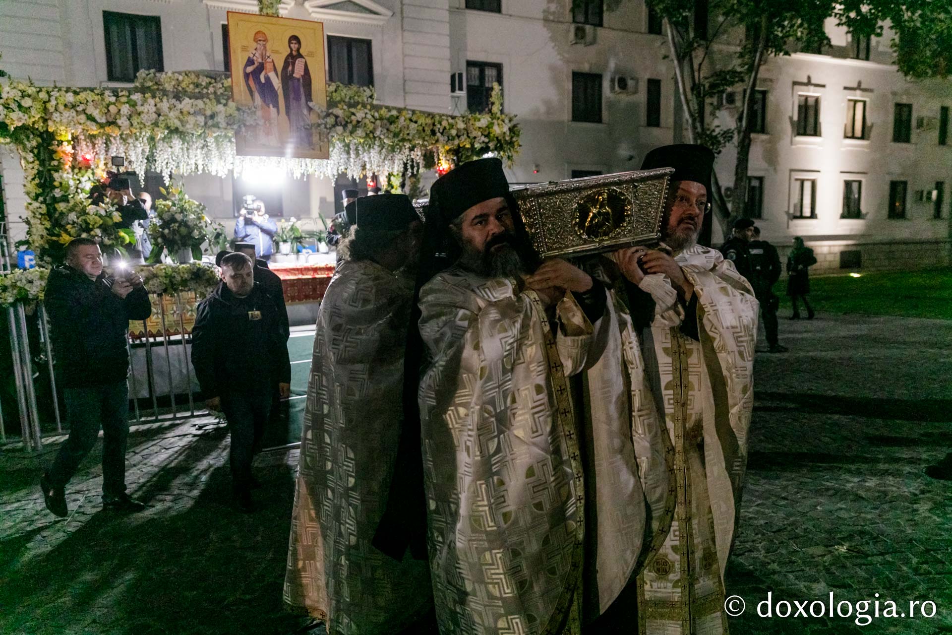 Sfânta Parascheva a fost așezată înapoi în Catedrala Mitropolitană