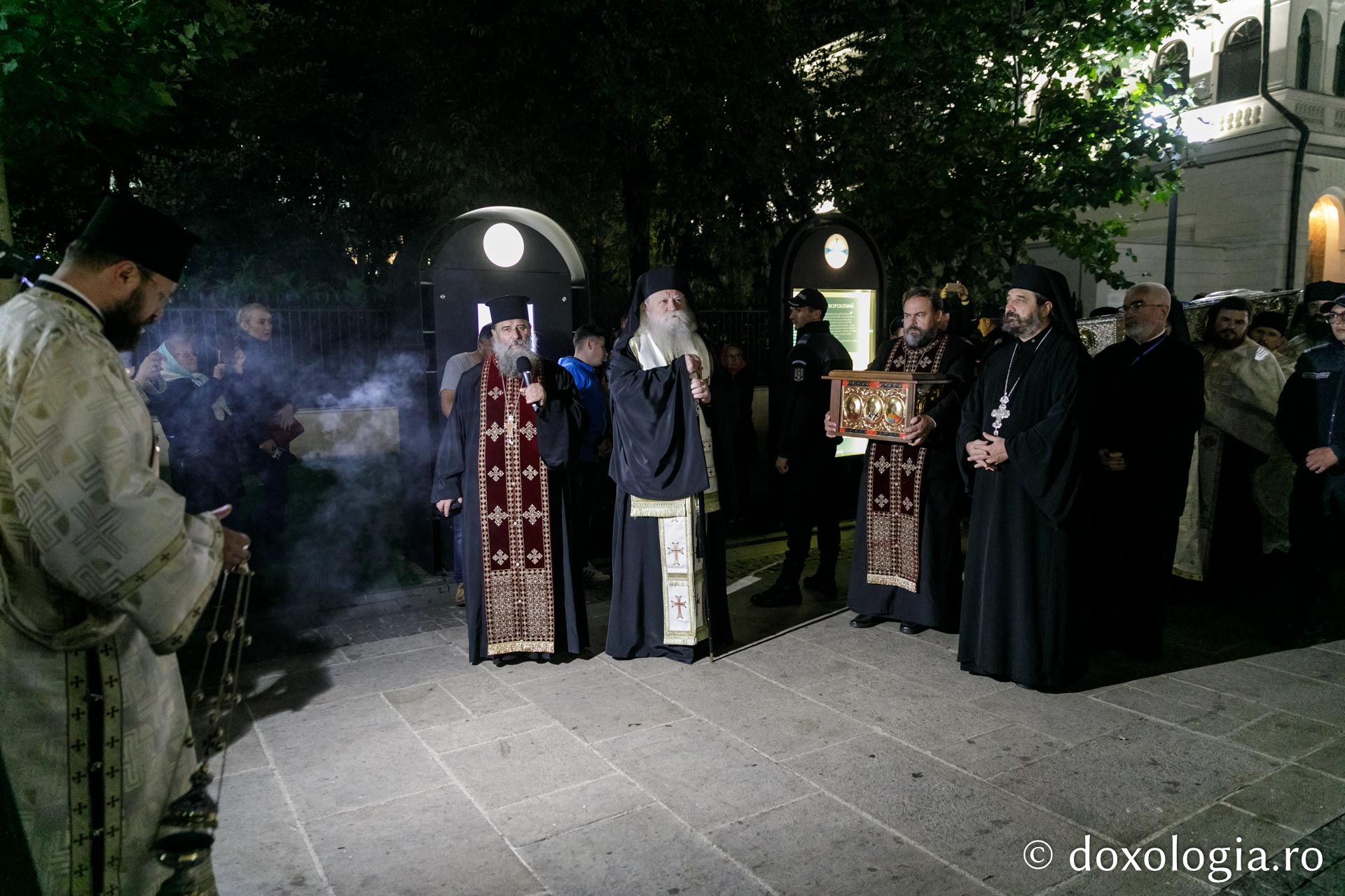 Sfânta Parascheva a fost așezată înapoi în Catedrala Mitropolitană