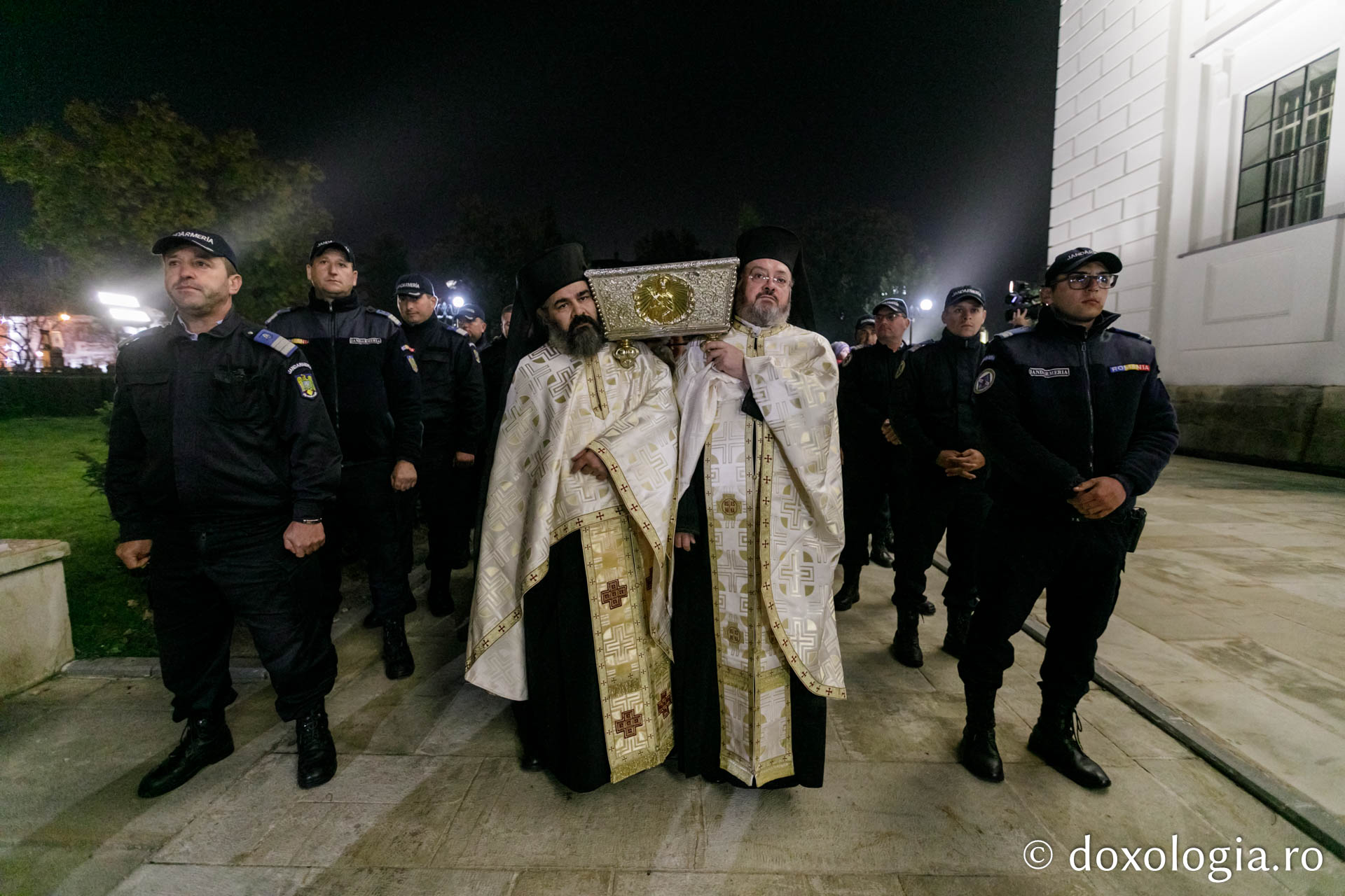 Sfânta Parascheva a fost așezată înapoi în Catedrala Mitropolitană