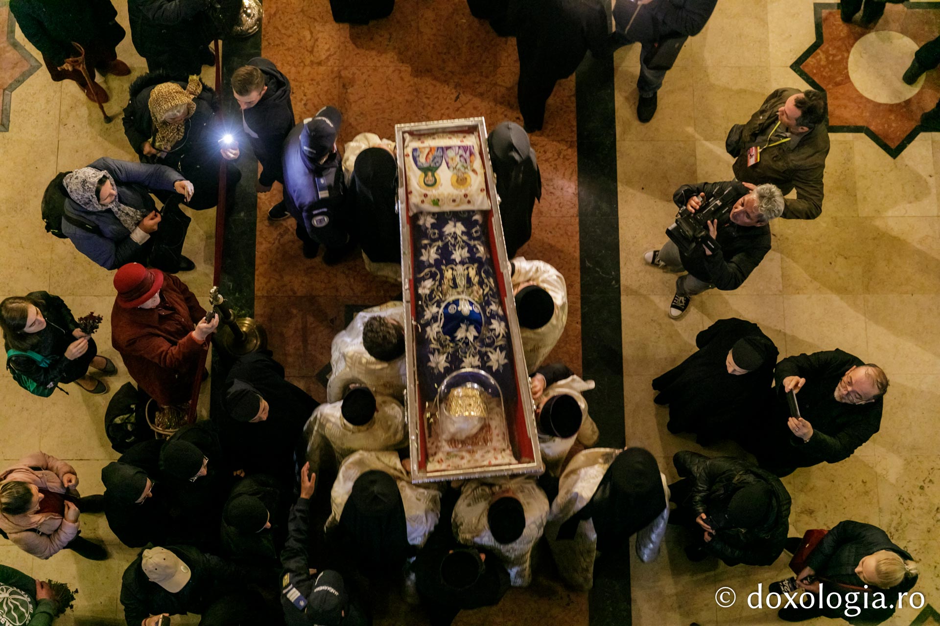 Sfânta Parascheva a fost așezată înapoi în Catedrala Mitropolitană