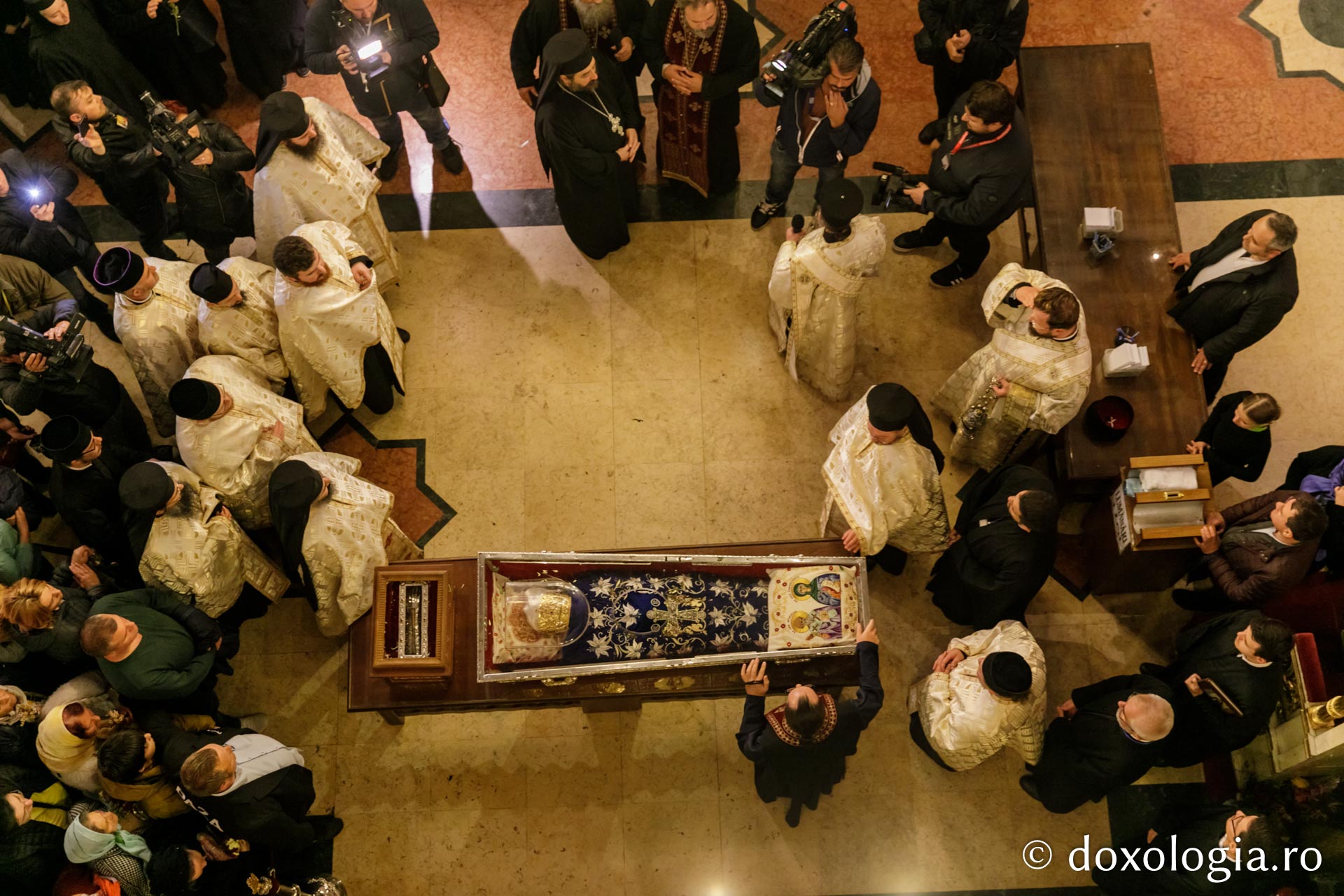 Sfânta Parascheva a fost așezată înapoi în Catedrala Mitropolitană